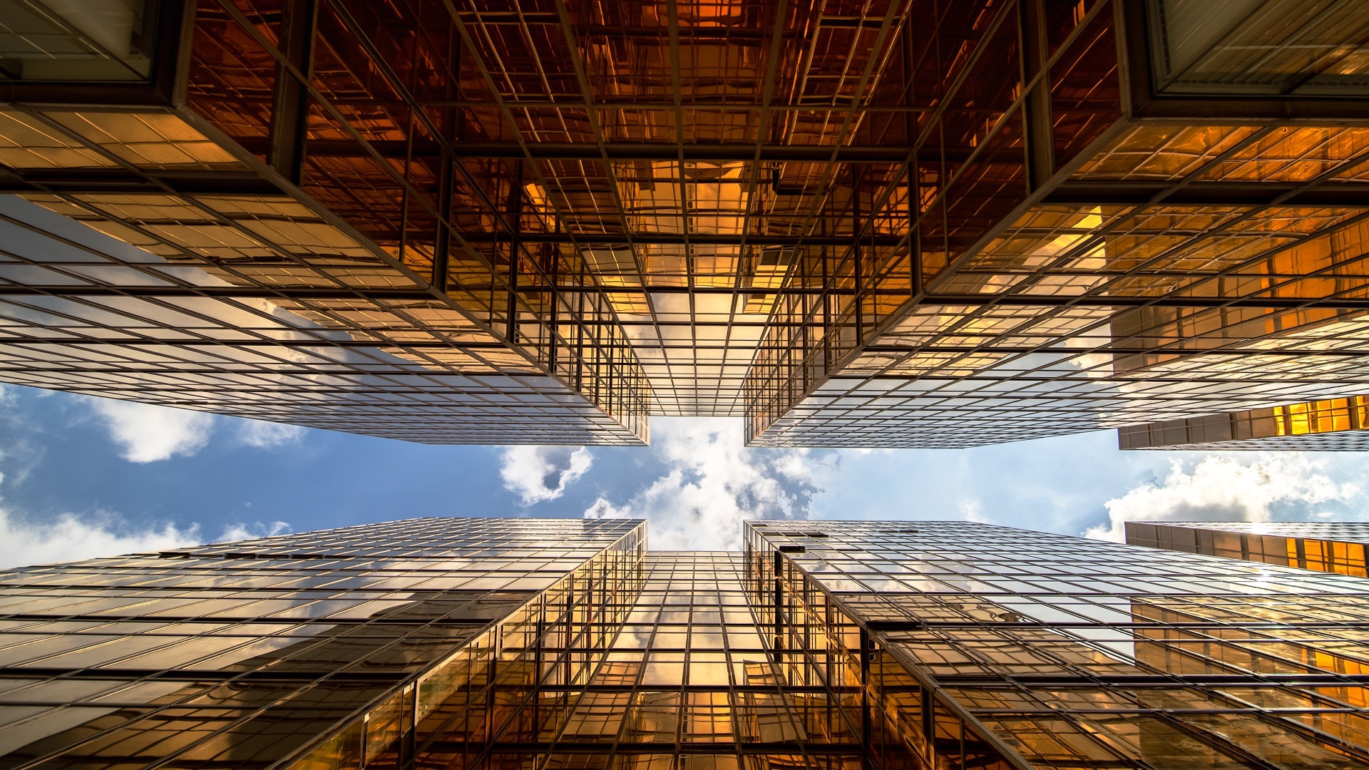 Golden skyscrapers reflecting the sky in Hong Kong HD Wallpaper