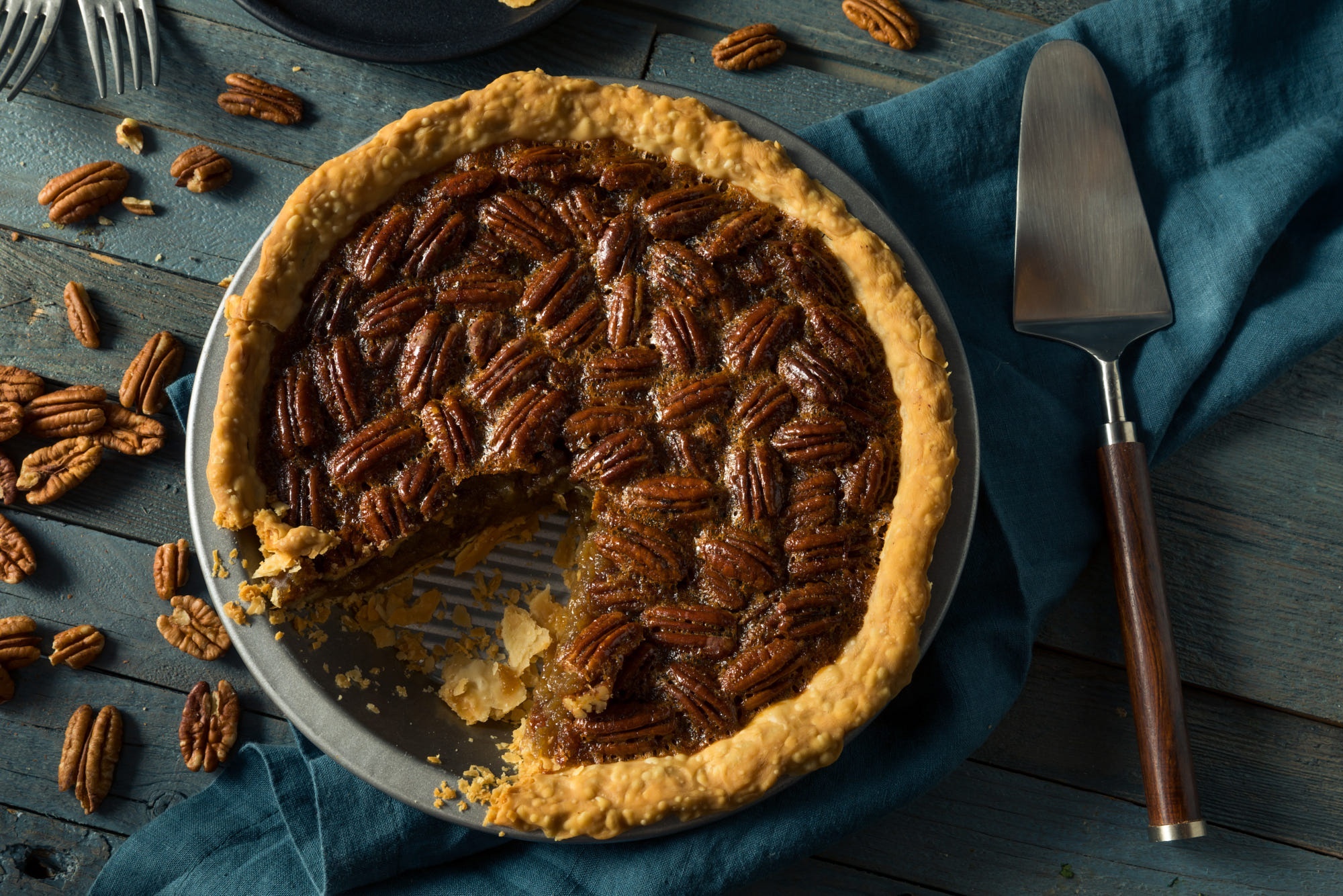 Pecan pie with a slice removed HD Wallpaper
