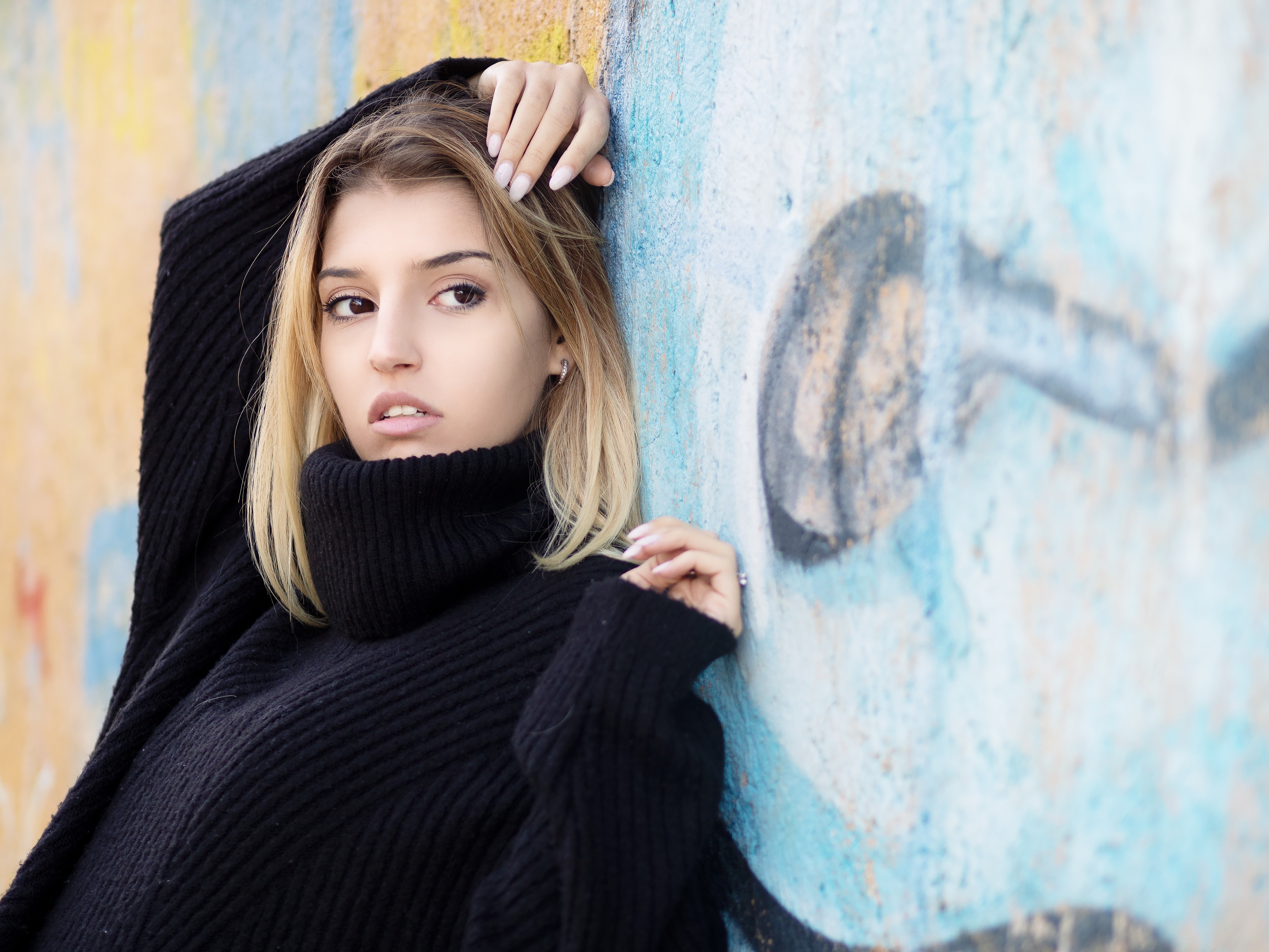 Model leaning against graffiti wall HD Wallpaper
