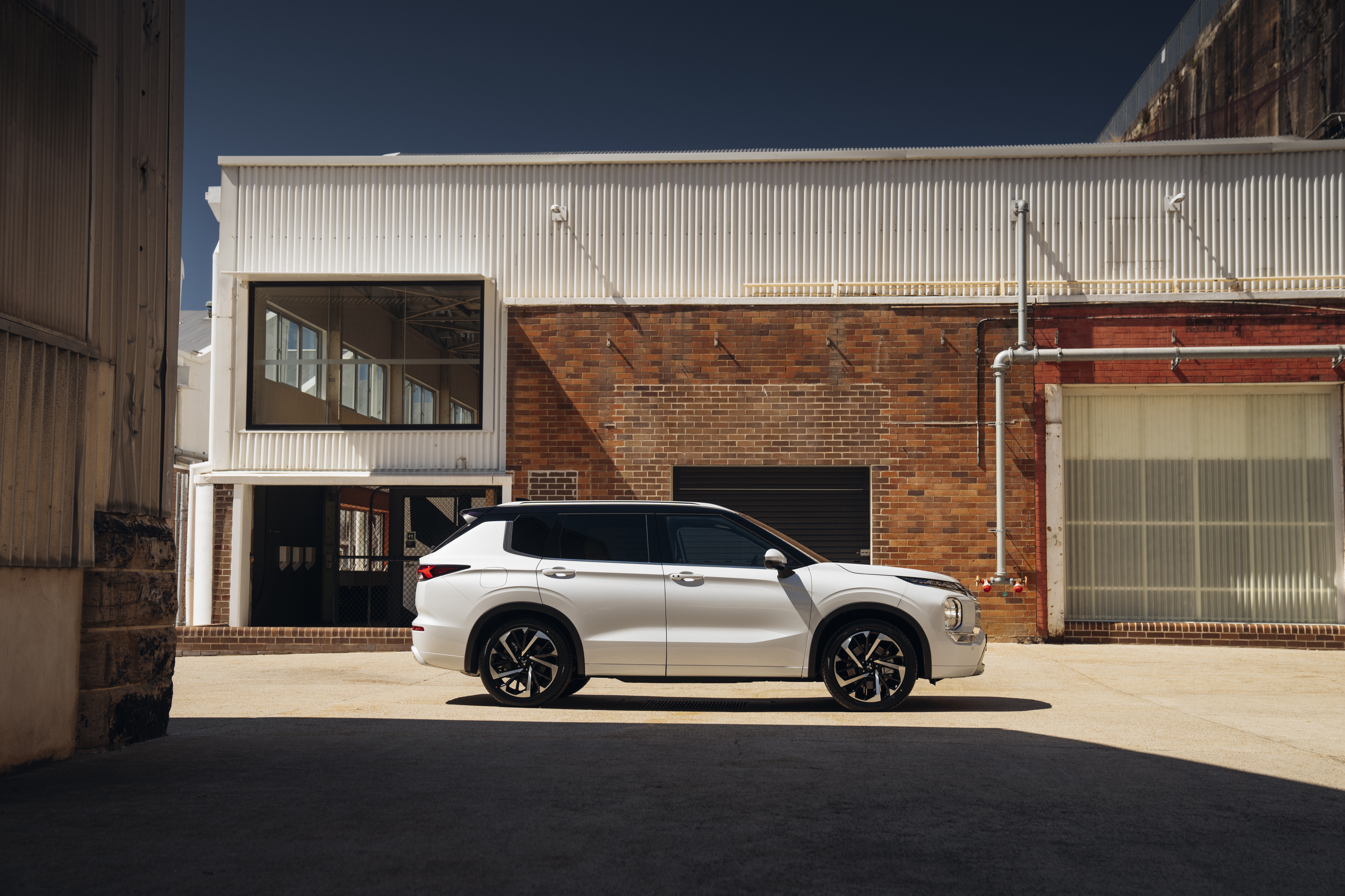 White Mitsubishi Outlander SUV parked outdoors HD Wallpaper
