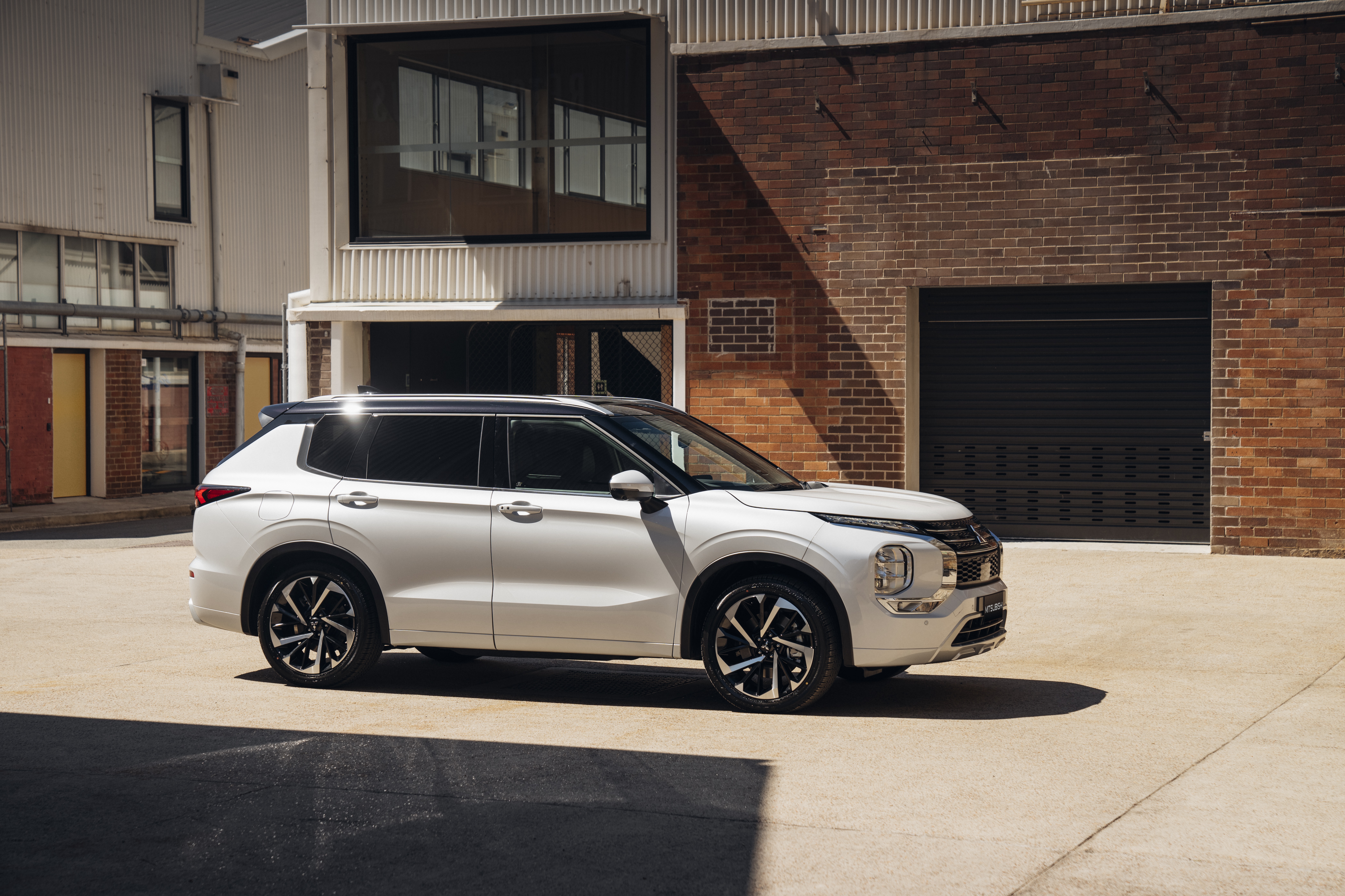White Mitsubishi Outlander SUV parked outdoors HD Wallpaper