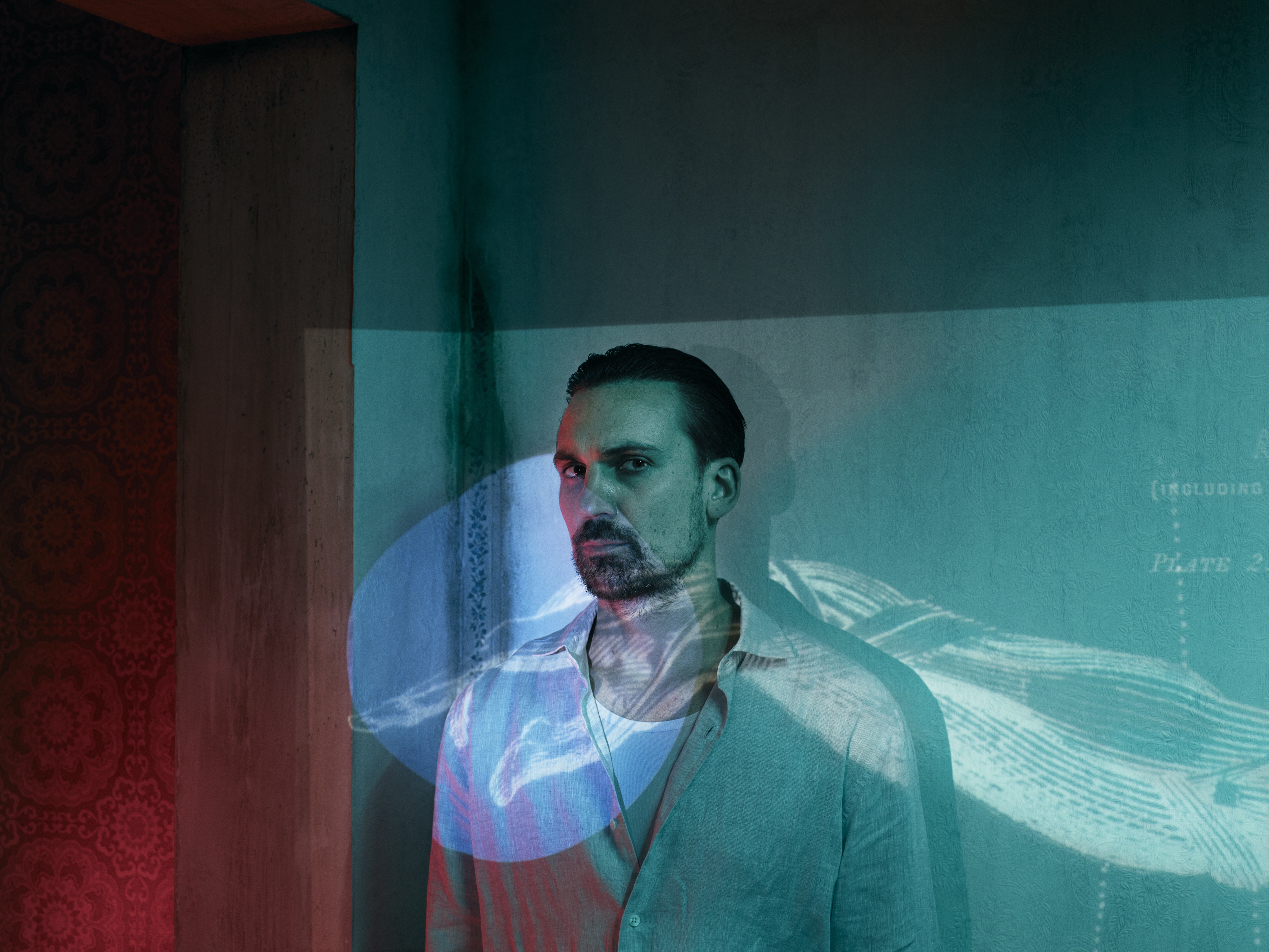 Henry Lloyd-Hughes with projected imagery HD Wallpaper