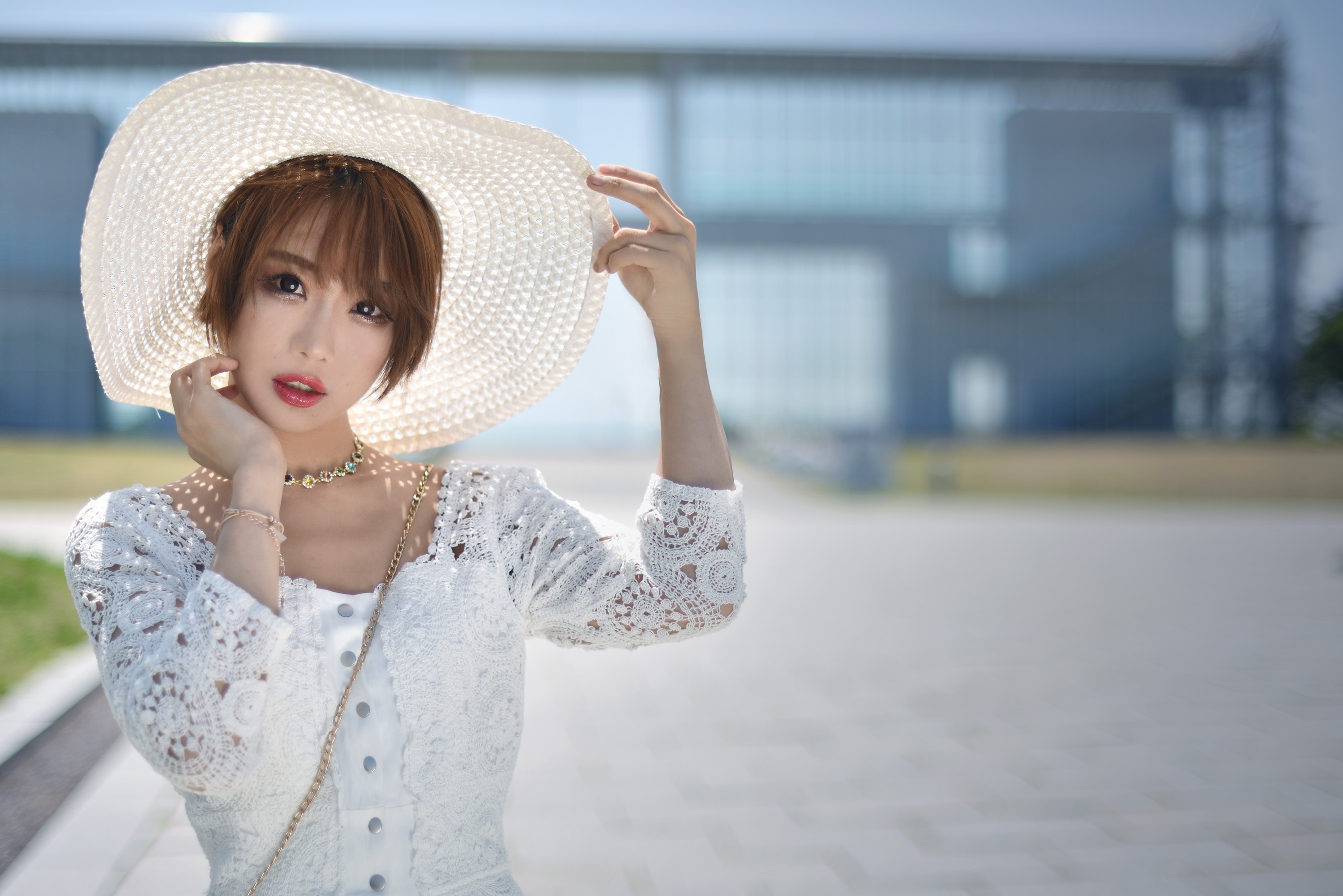 Woman in a white dress and hat HD Wallpaper