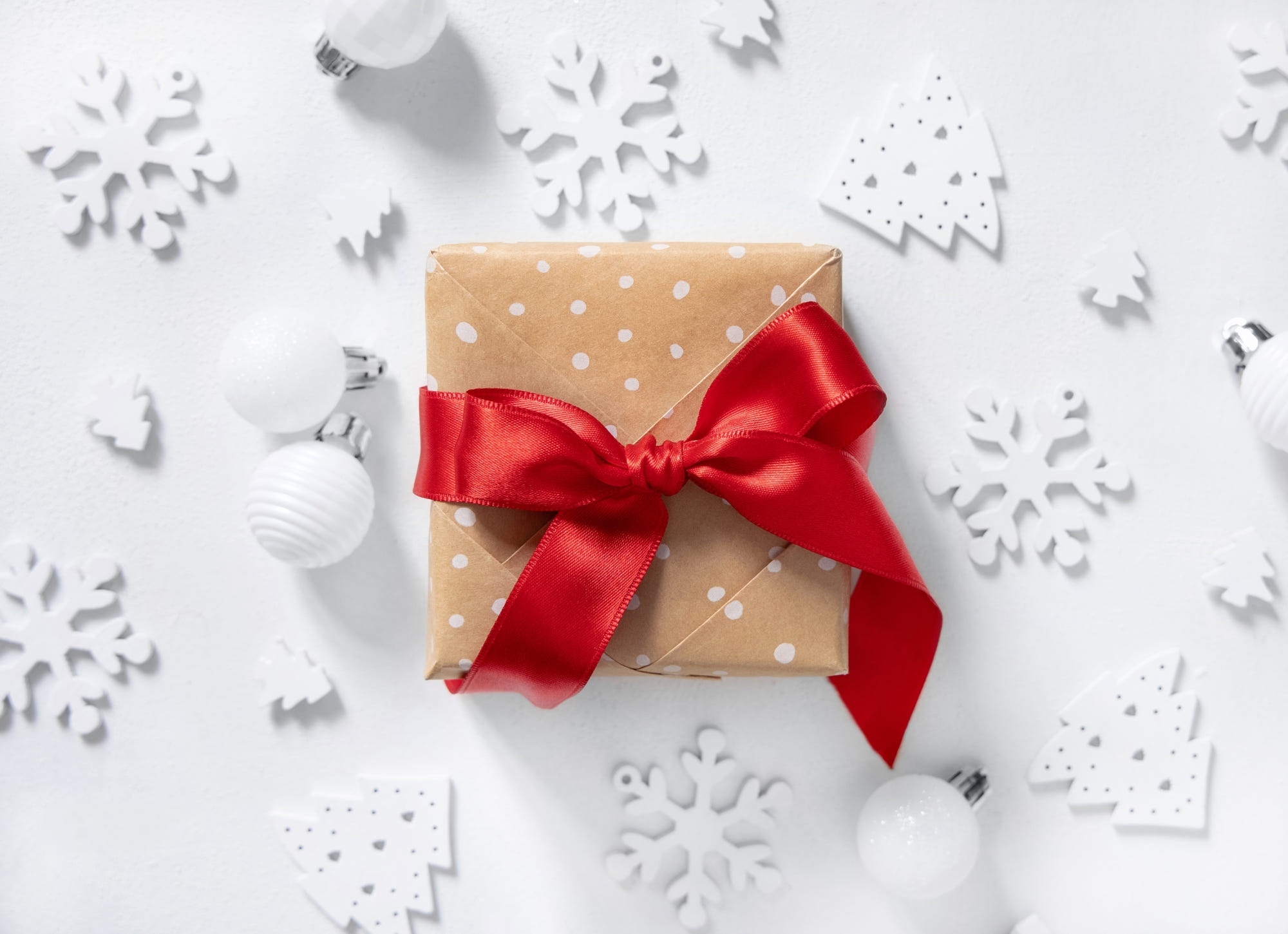 Christmas gift with red ribbon and snowflakes HD Wallpaper