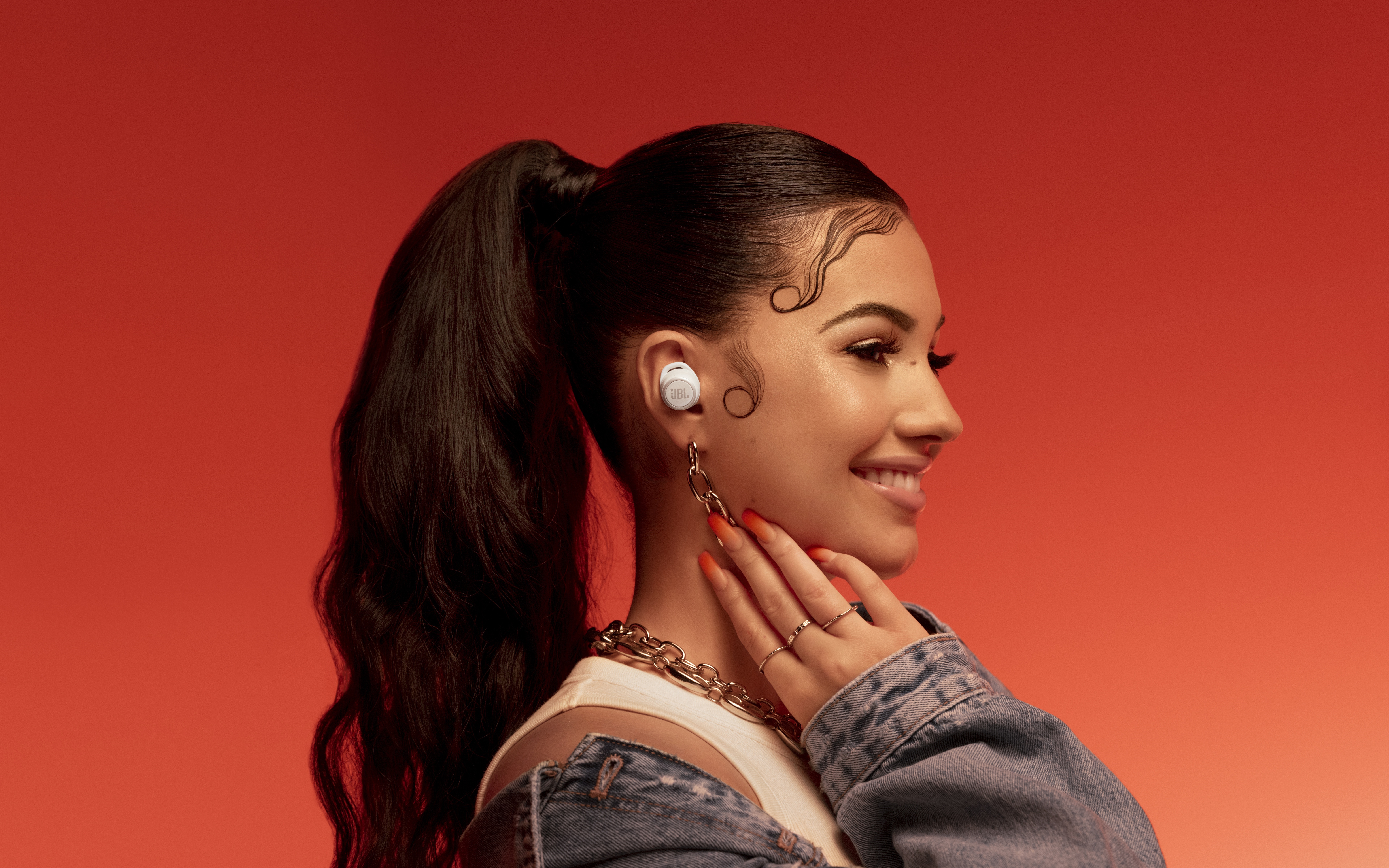 Woman with ponytail wearing earbuds HD Wallpaper