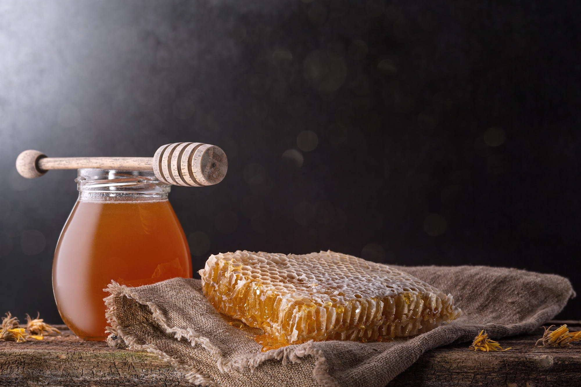 Honey in a jar with honeycomb and dipper HD Wallpaper