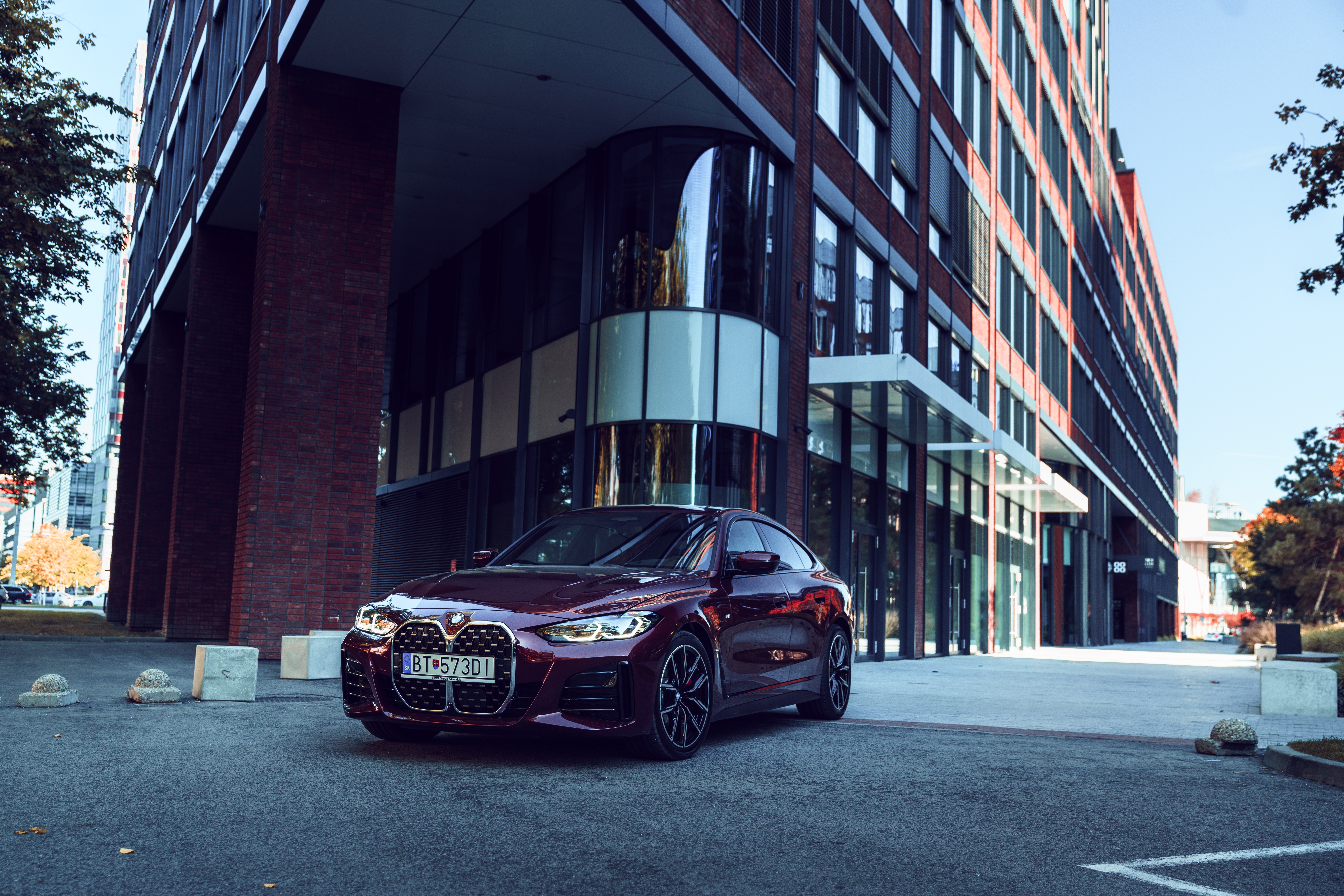 BMW 420d xDrive Gran Coupé M Sport parked near building HD Wallpaper