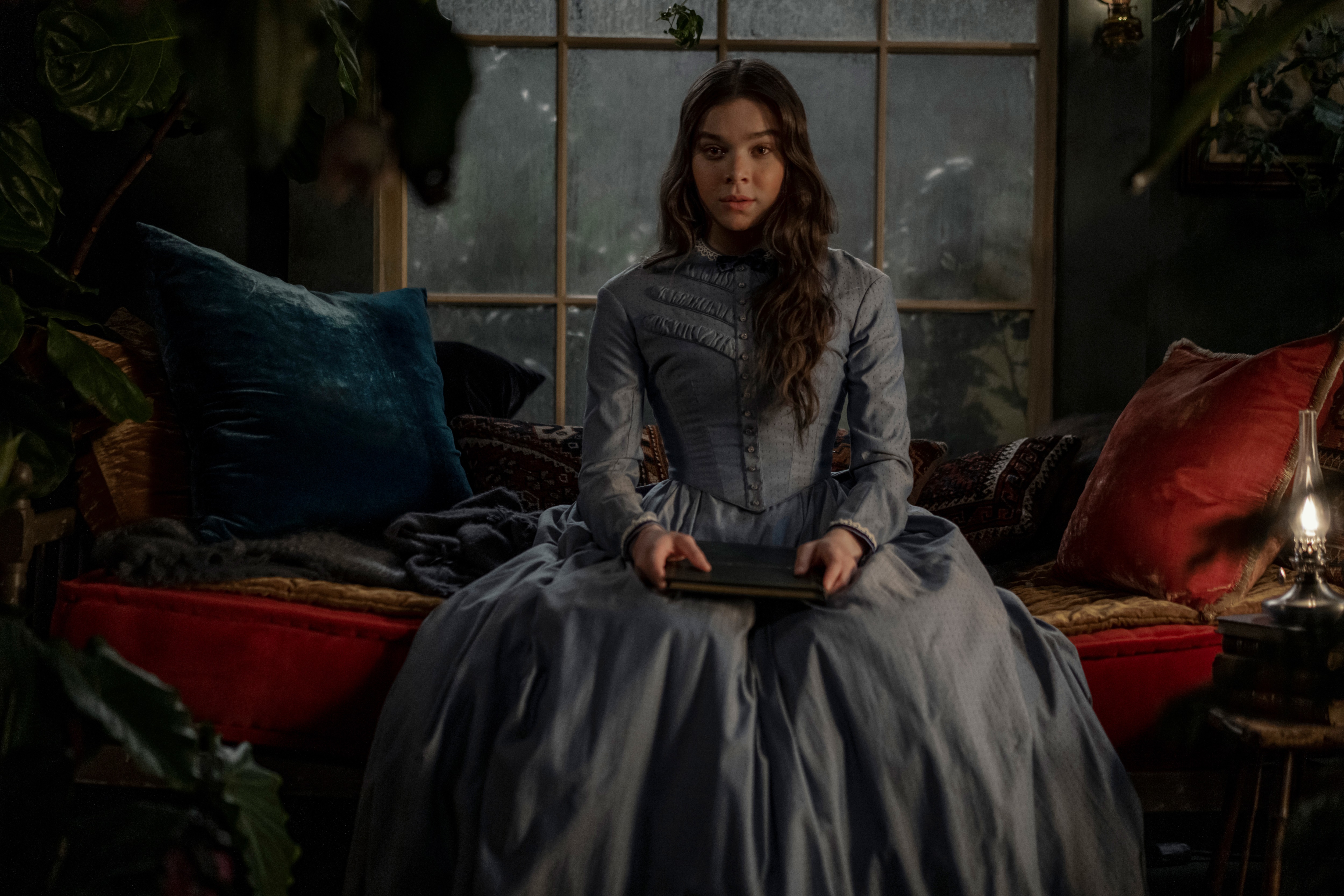 Hailee Steinfeld as Dickinson in 4K HD Wallpaper