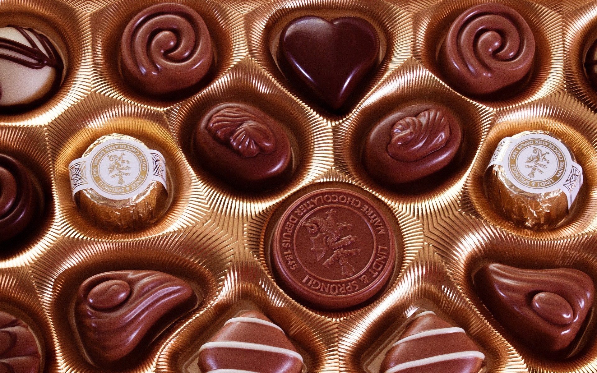 Lindt & Sprungli Chocolates in a Box HD Wallpaper