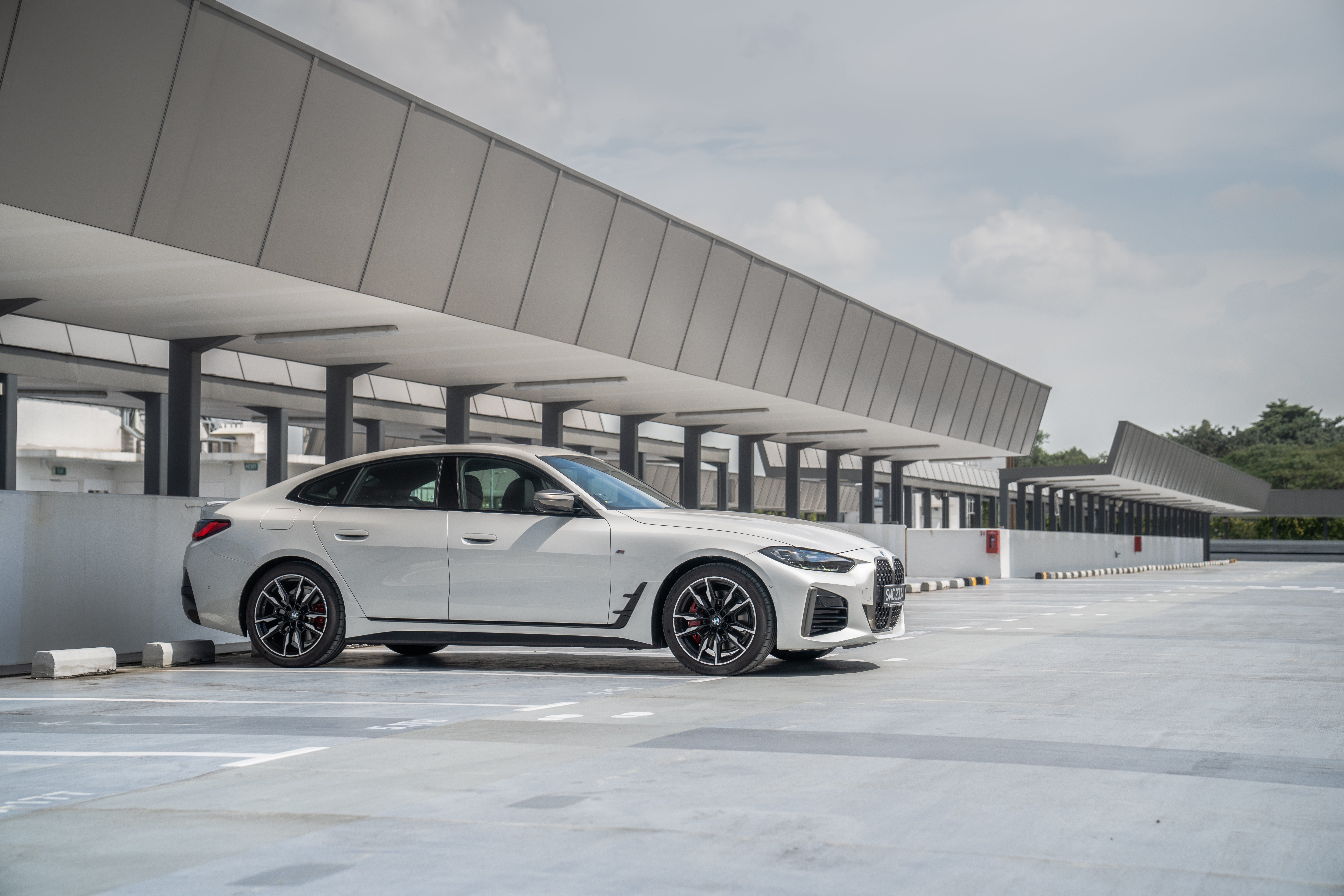 White BMW M440i xDrive Gran Coupé parked in a lot HD Wallpaper