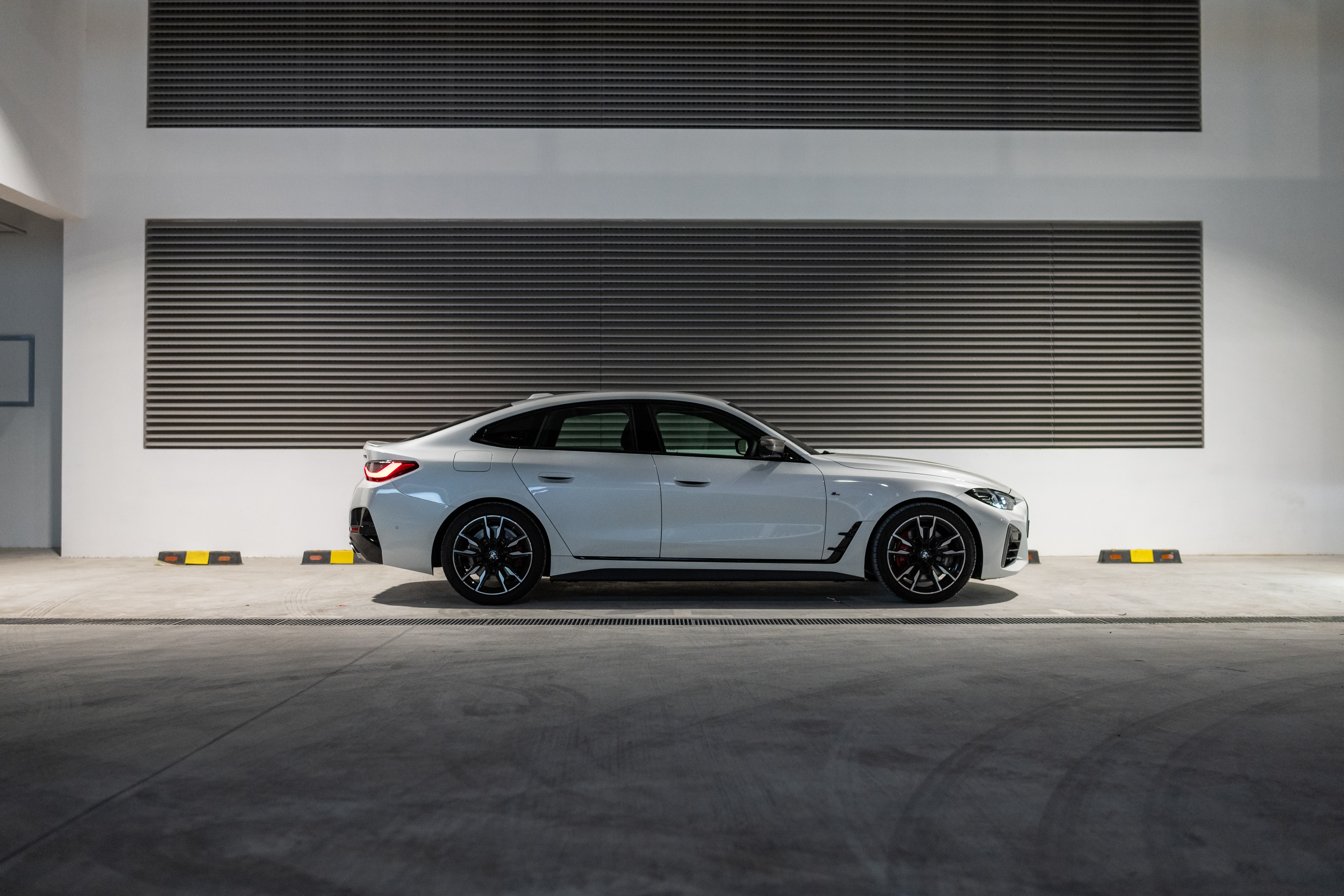 White BMW M440i xDrive Gran Coupé parked HD Wallpaper