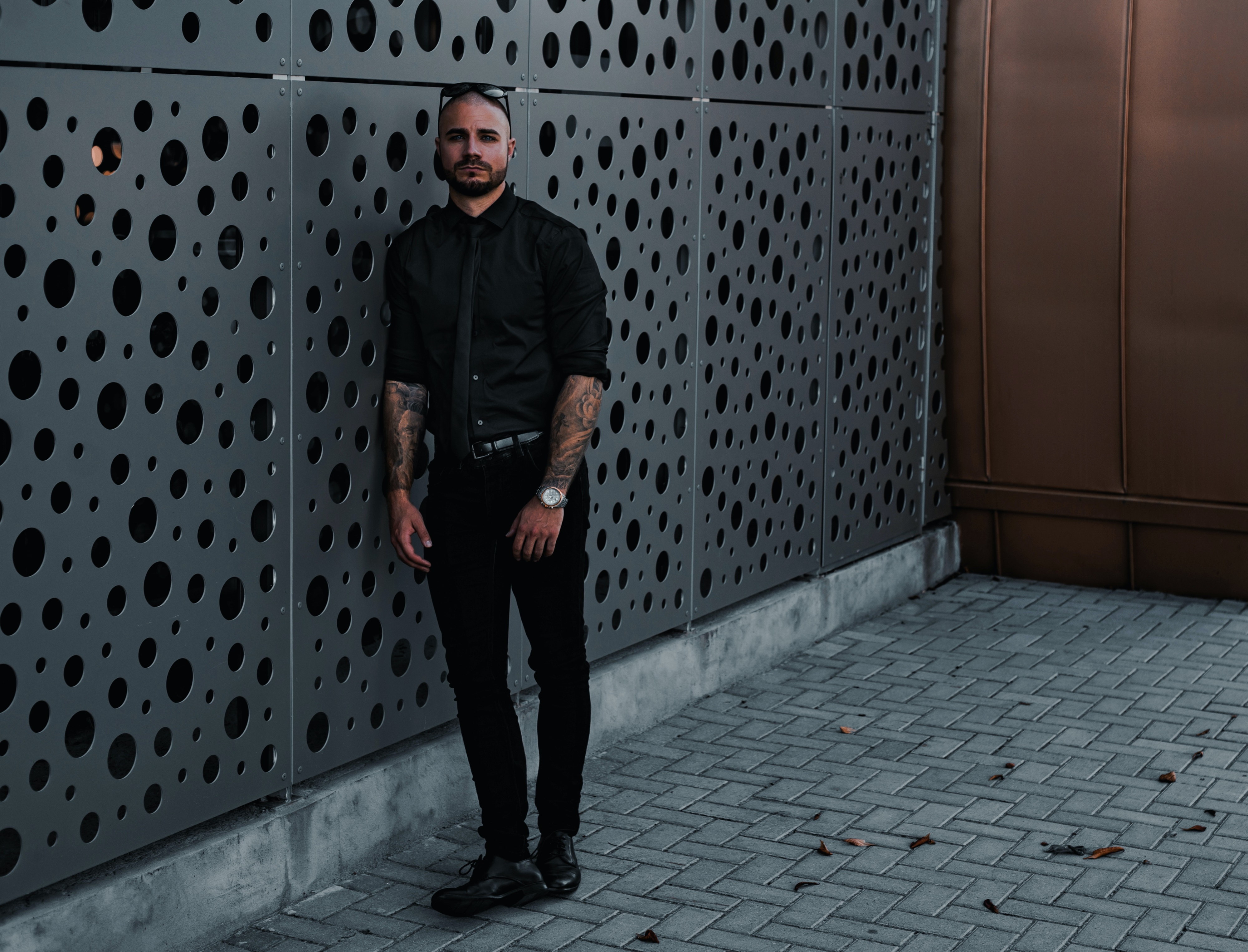 Man with tattoos wearing black shirt and tie HD Wallpaper