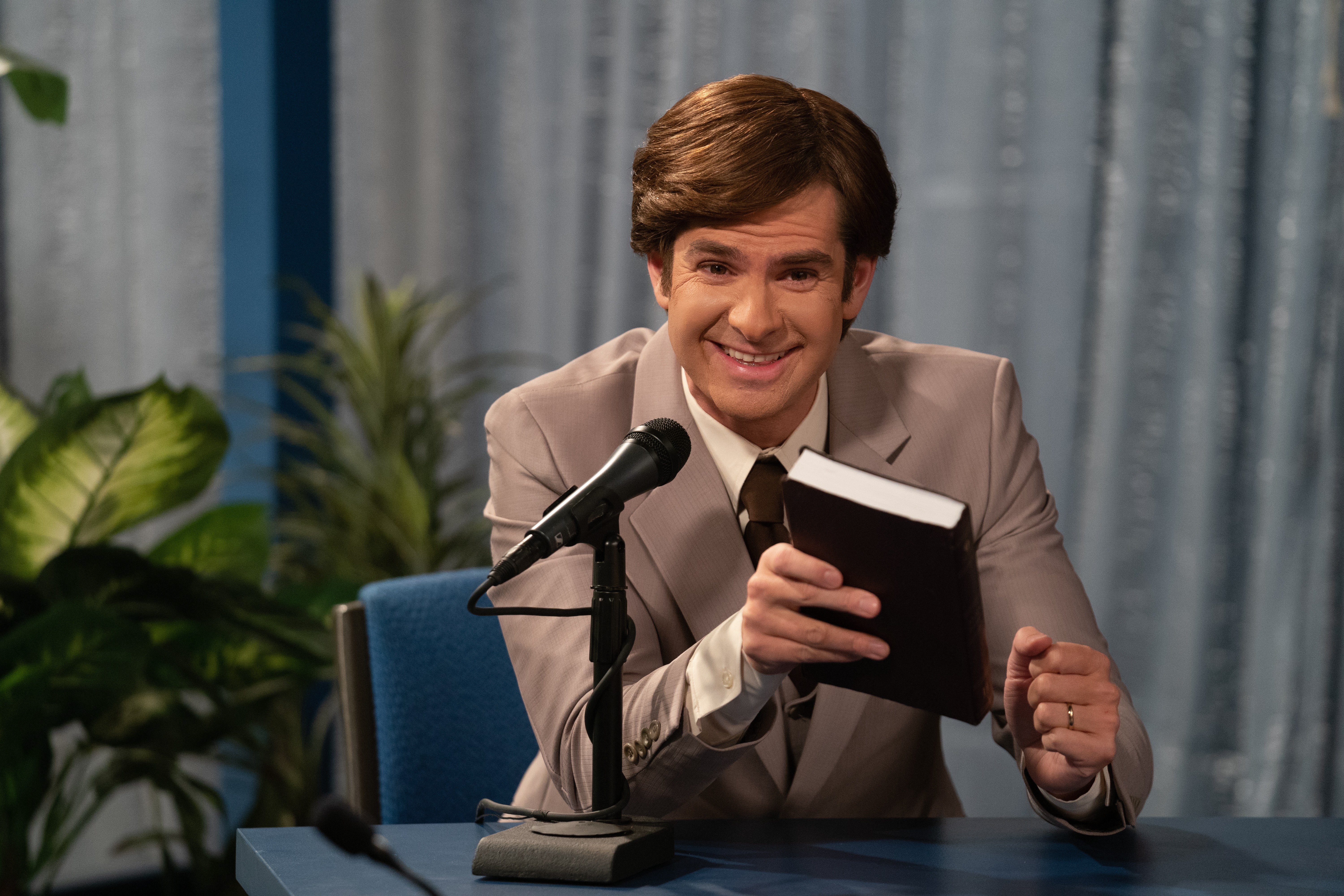 Andrew Garfield in The Eyes Of Tammy Faye 4K HD Wallpaper