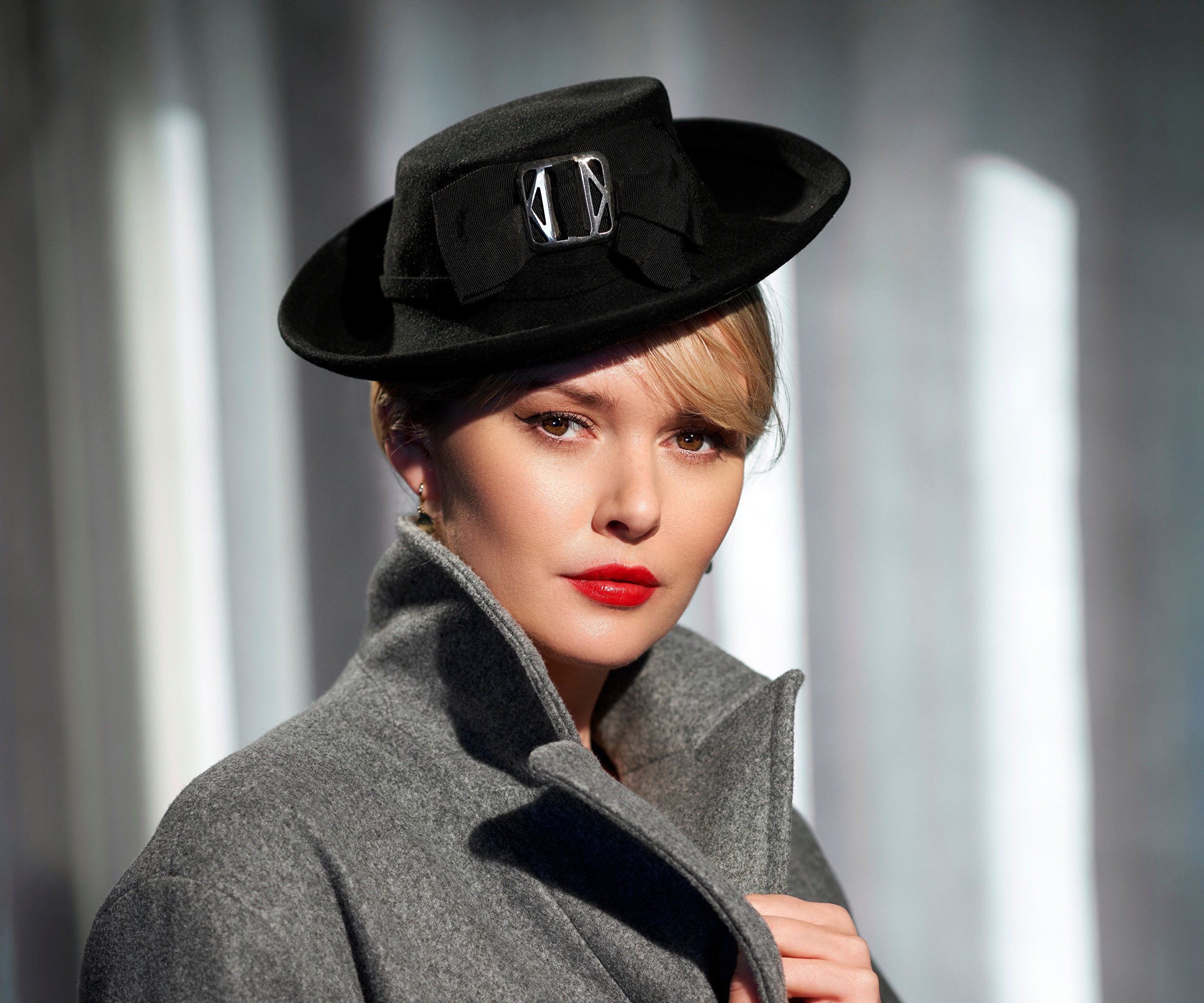 Woman wearing a black hat and grey coat HD Wallpaper