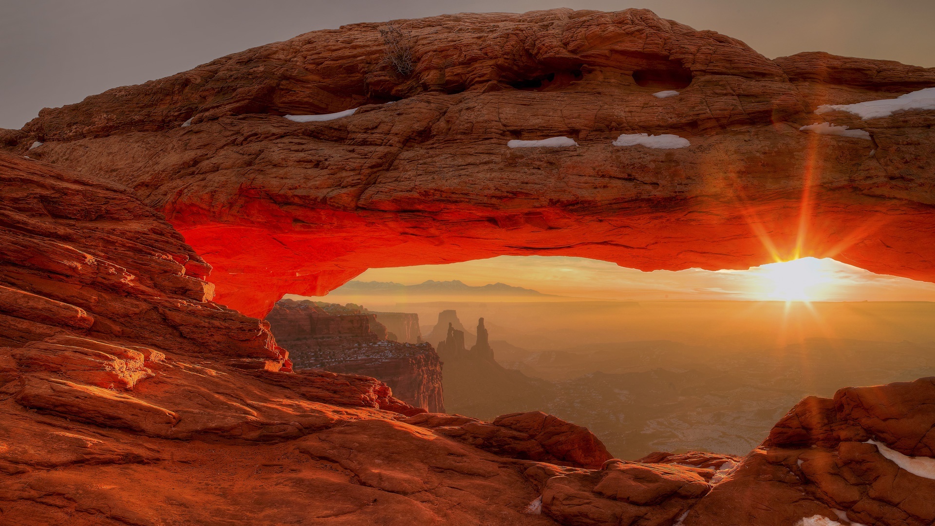 Sunrise through Mesa Arch, Canyonlands National Park HD Wallpaper