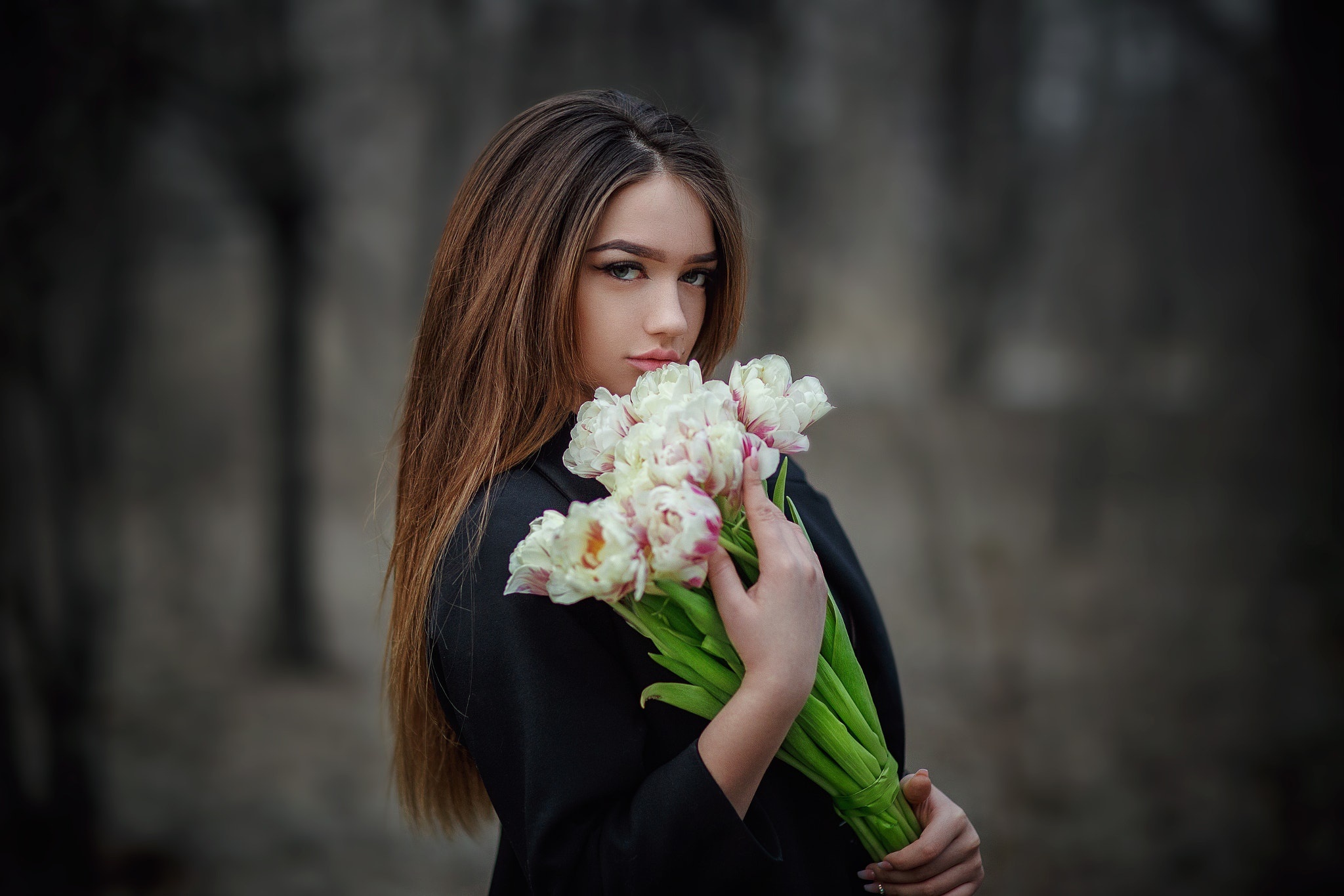 Brunette woman holding white tulips HD Wallpaper