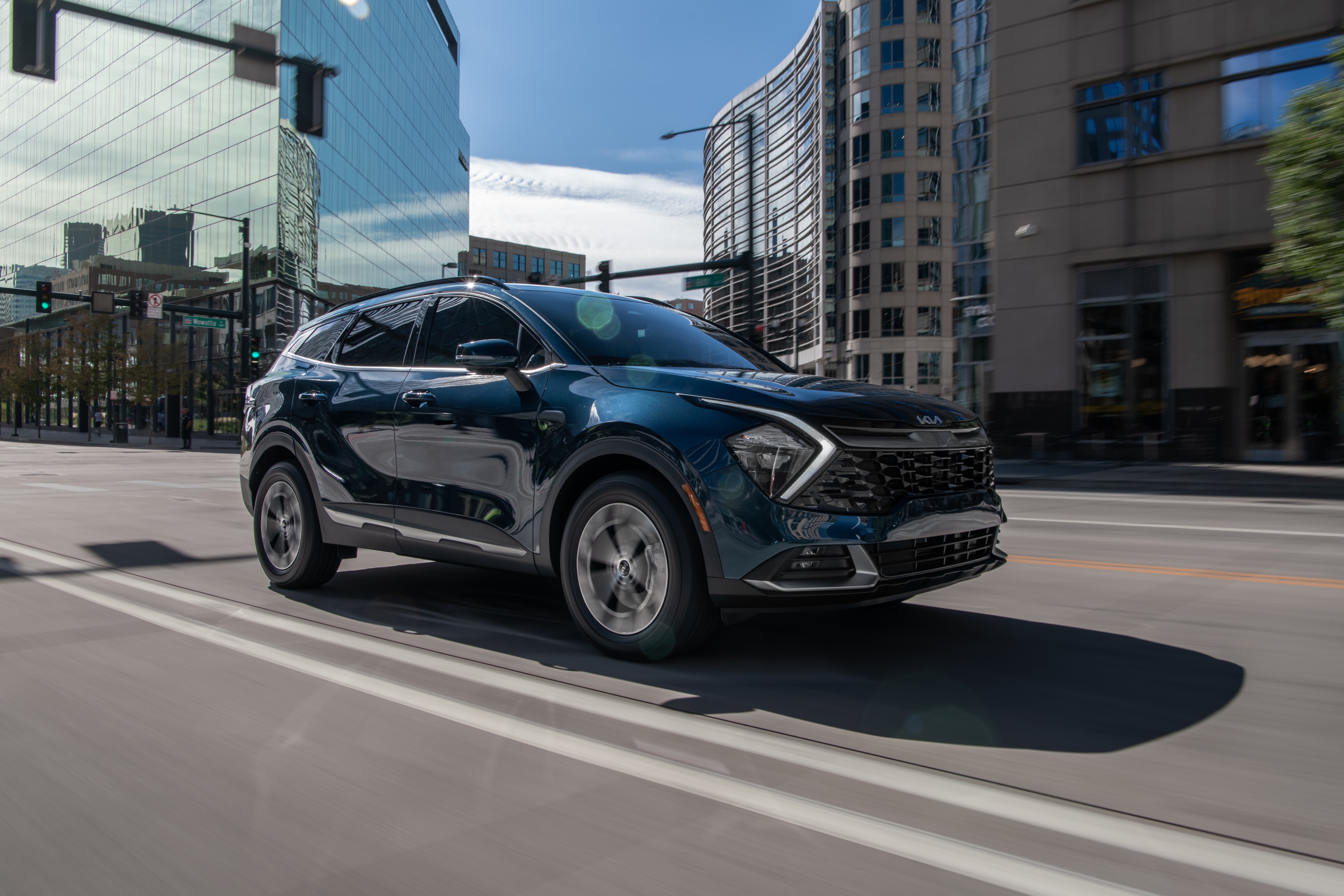 Kia Sportage HEV 4K SUV driving in city HD Wallpaper