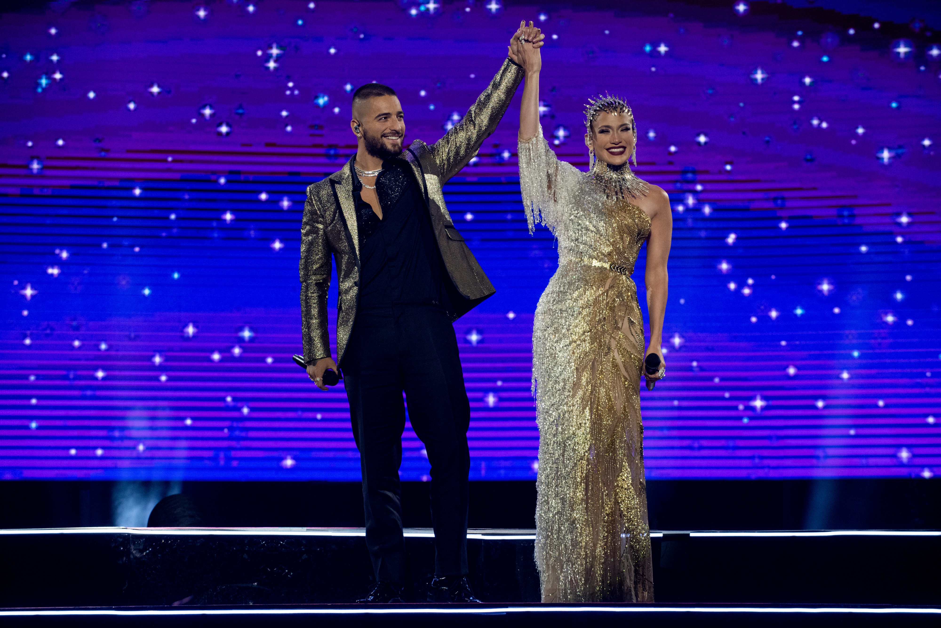 Jennifer Lopez and Maluma on stage HD Wallpaper