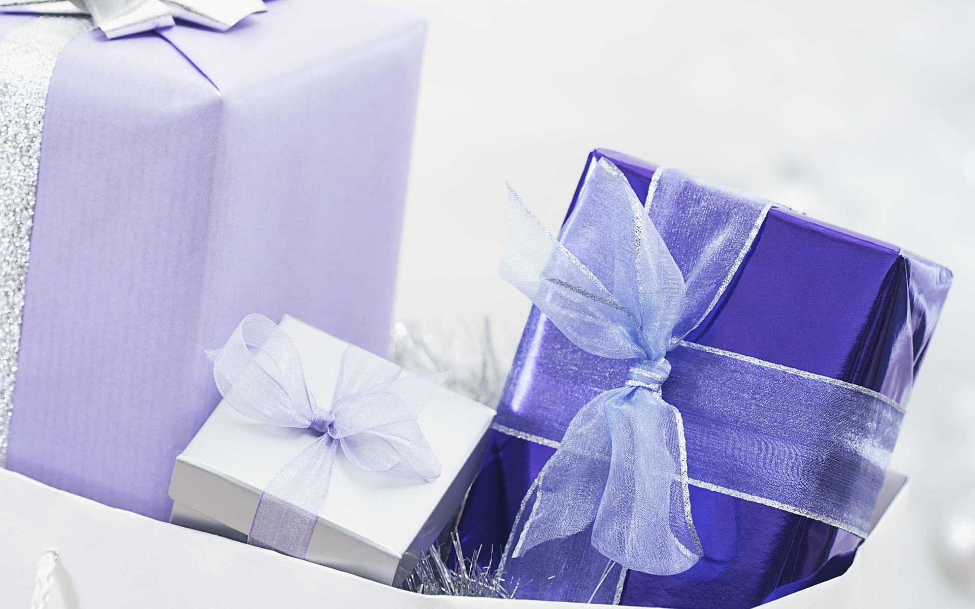Purple and white gift boxes with ribbons HD Wallpaper