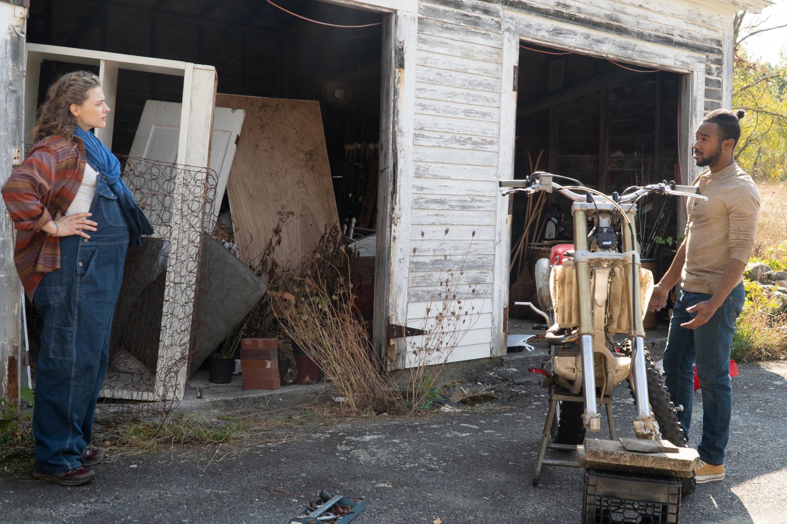 Chloë Grace Moretz and Algee Smith in Mother/Android HD Wallpaper
