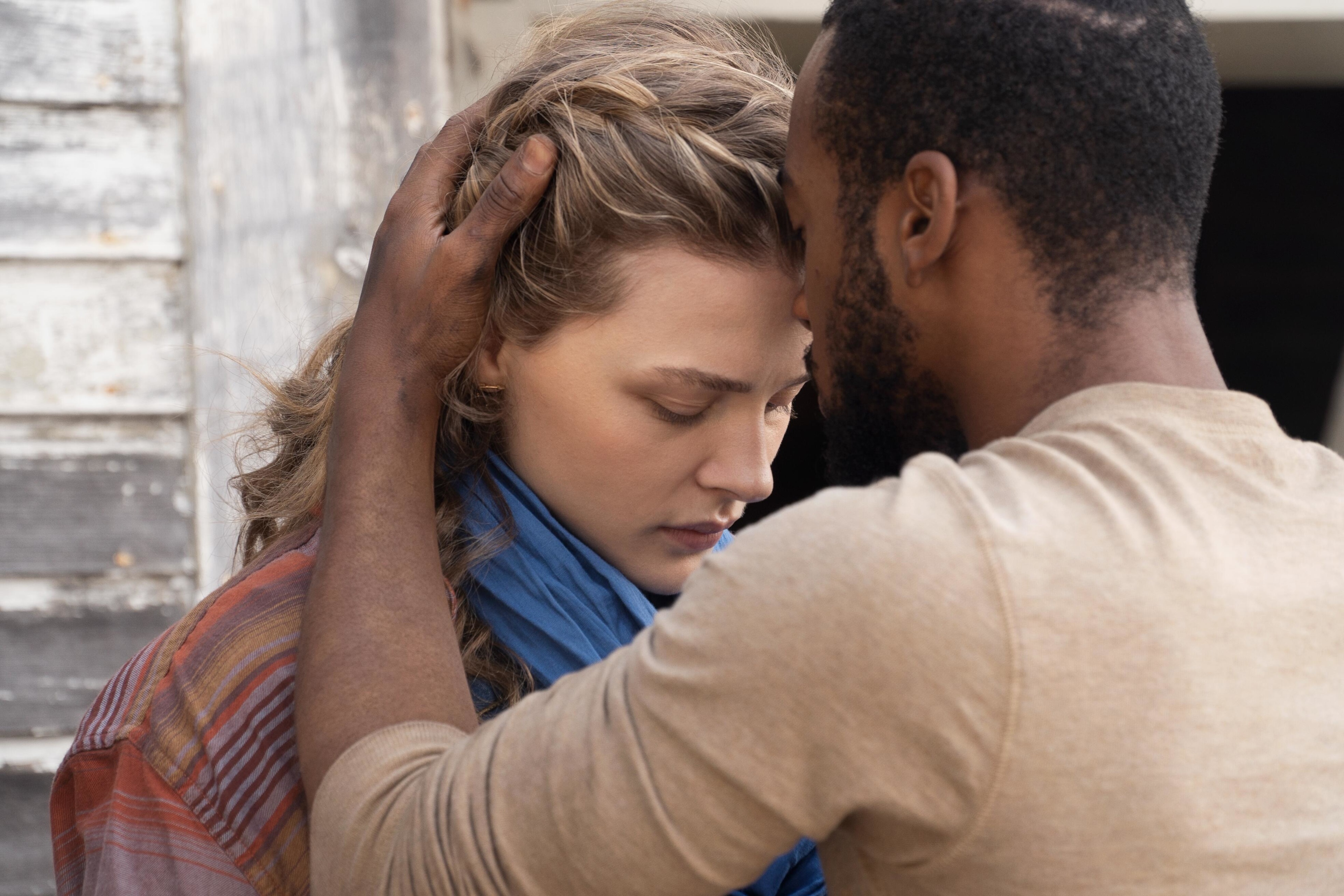 Mother/Android 4K: Algee Smith and Chloë Grace Moretz HD Wallpaper