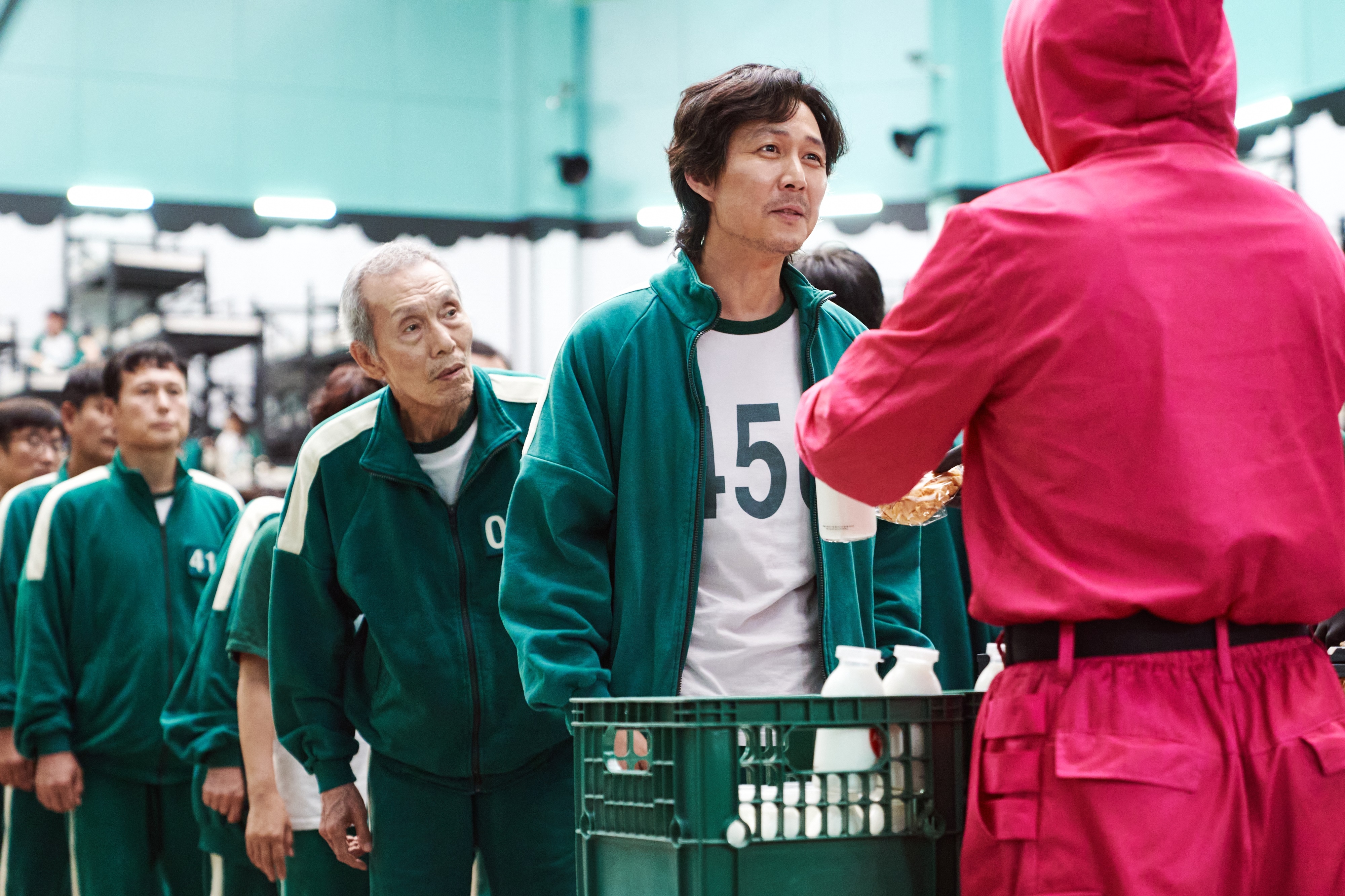 Squid Game: Lee Jung-jae and O Yeong-su in line HD Wallpaper