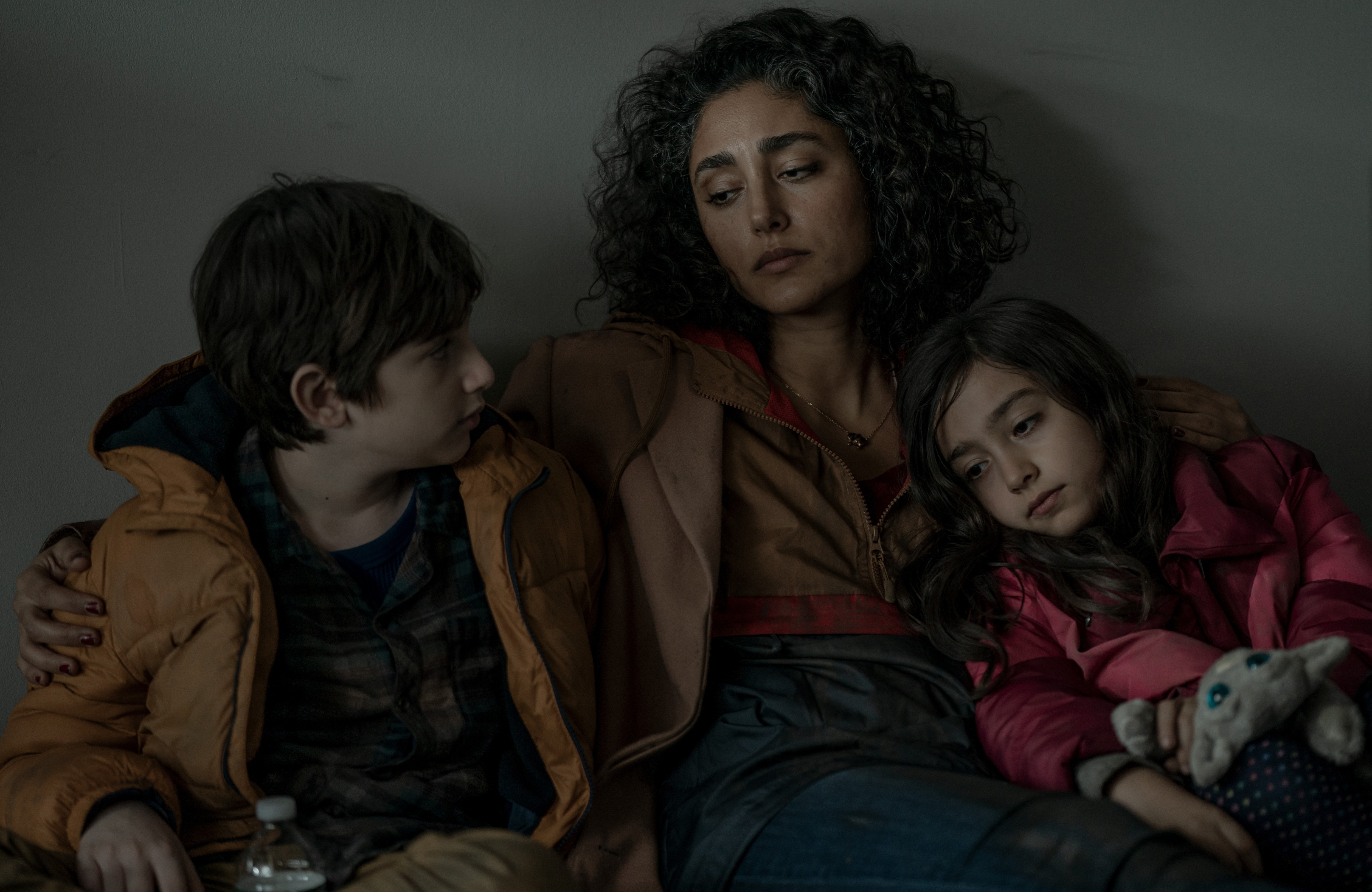 Invasion 4K: Golshifteh Farahani, Azhy Robertson, Tara Moayedi HD Wallpaper