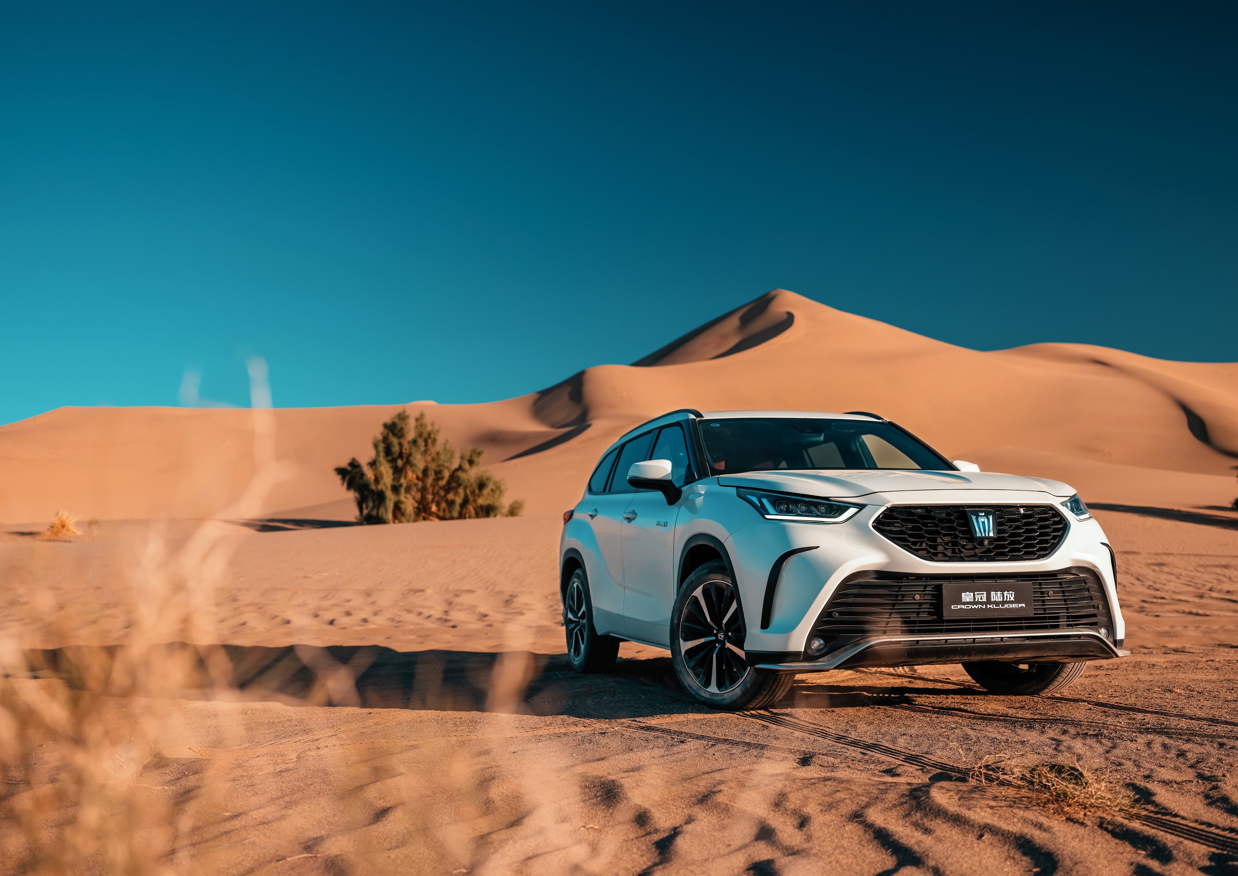 White Toyota Crown SUV in the Desert HD Wallpaper