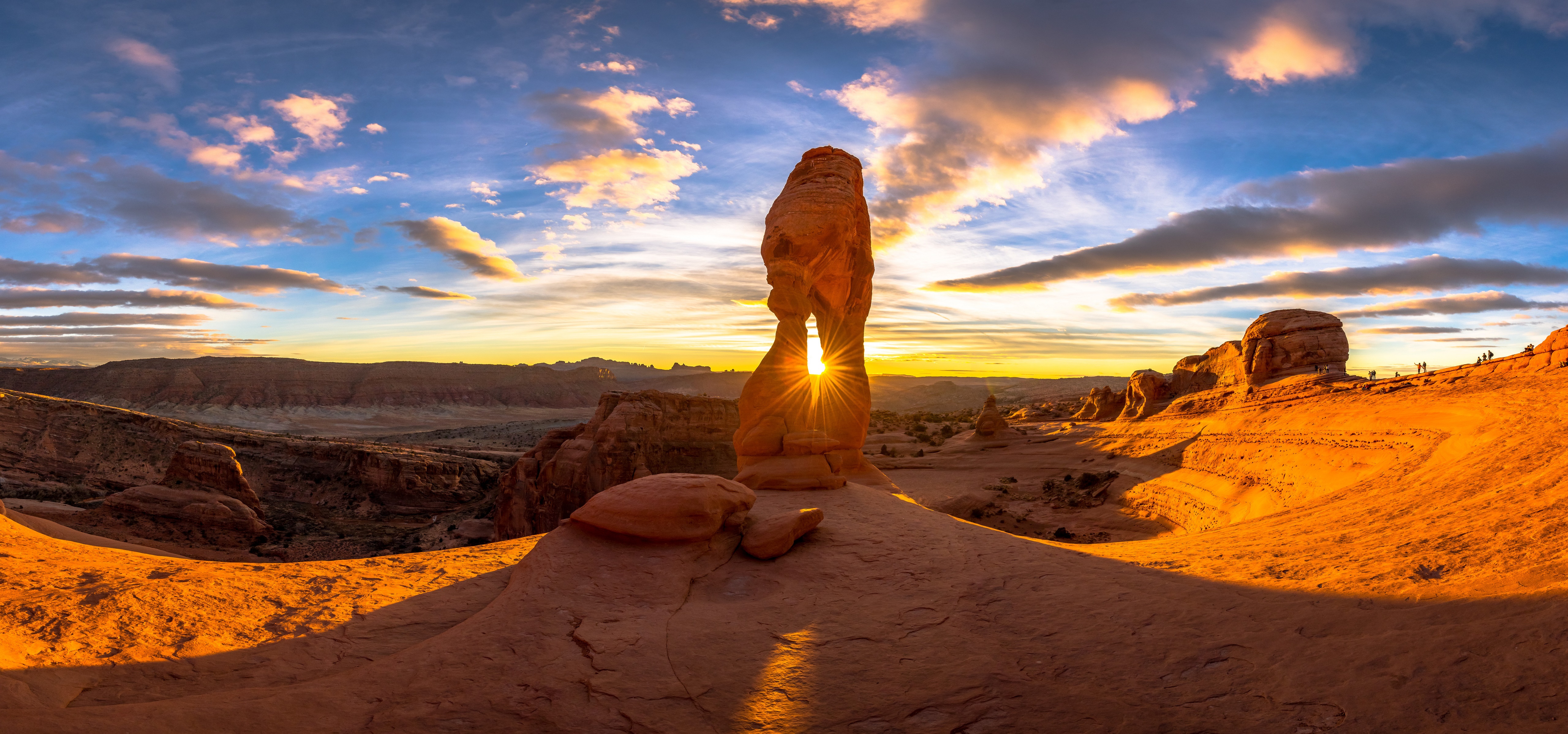 Delicate Arch at Sunrise, Arches National Park, USA HD Wallpaper