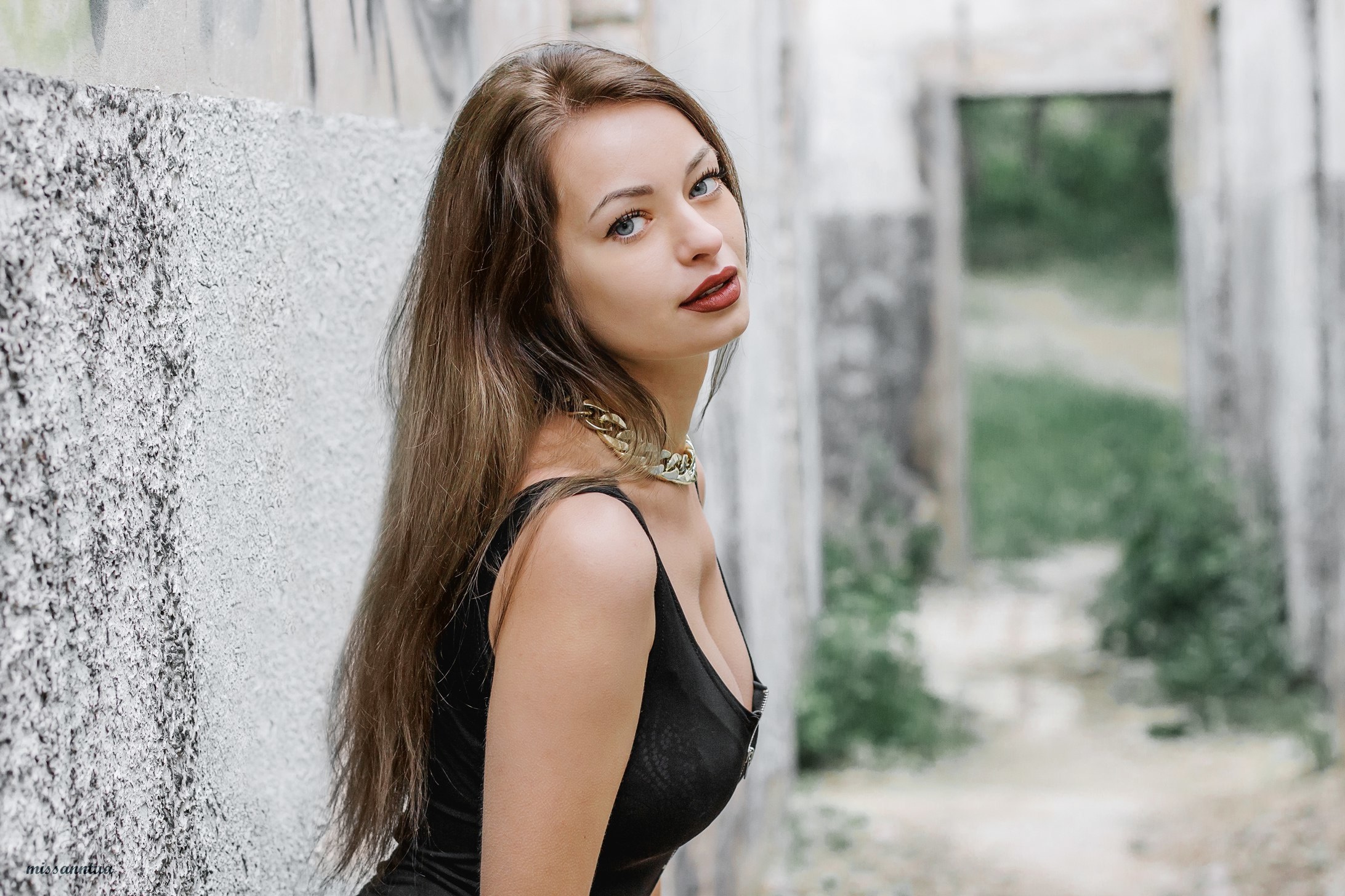 Brunette woman with a gold necklace HD Wallpaper