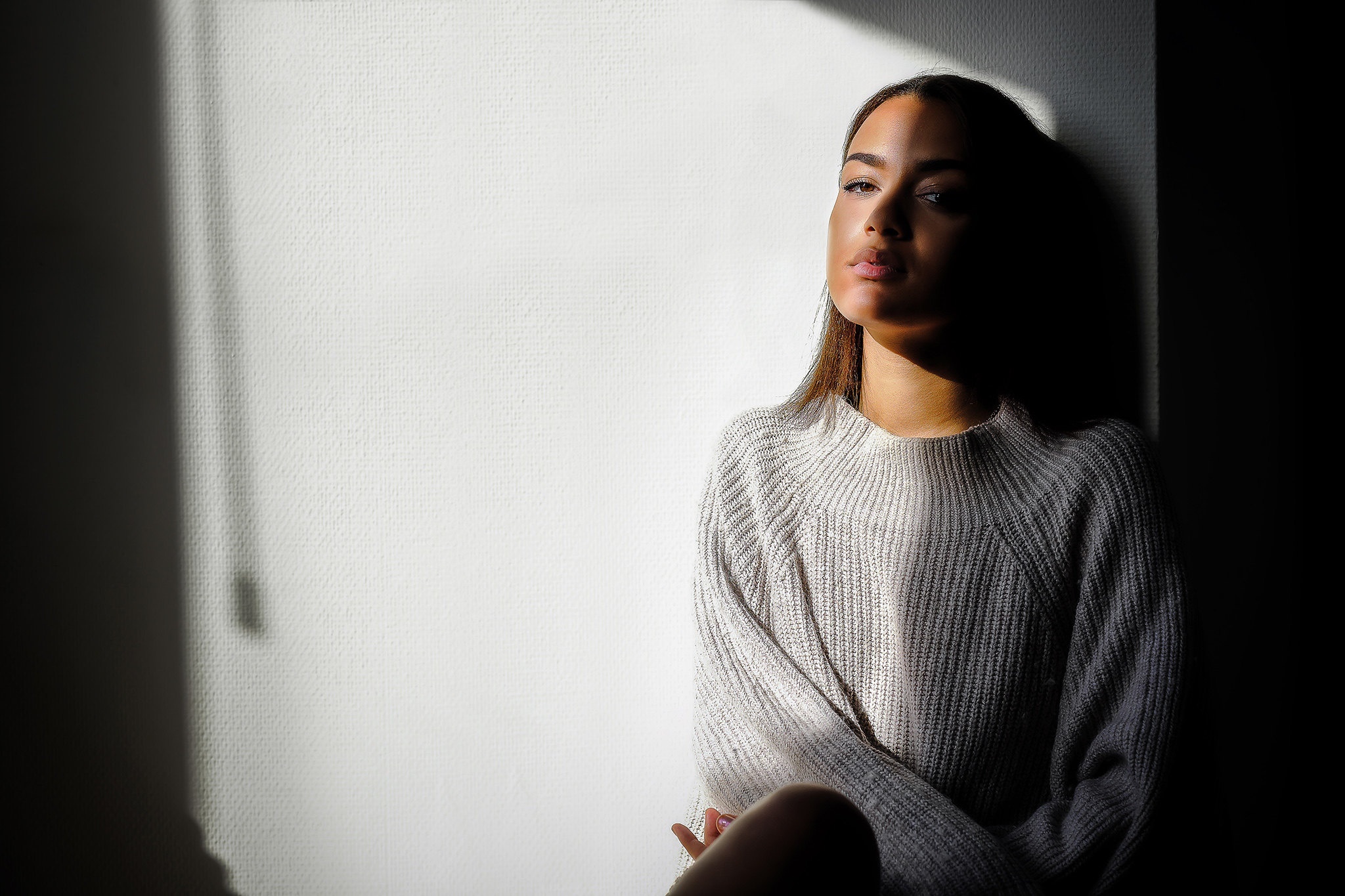 Woman in a sweater with light and shadow HD Wallpaper