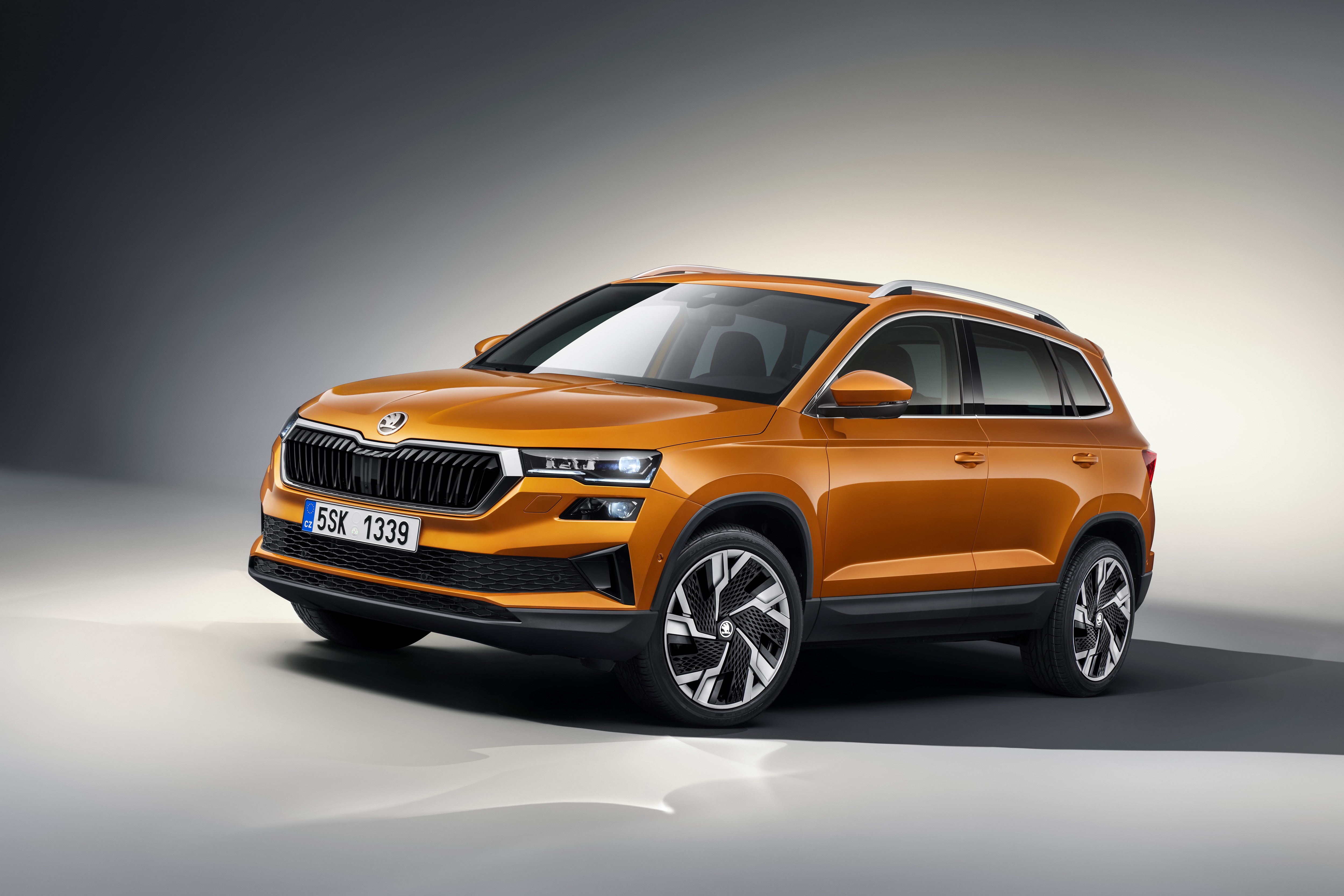 Škoda Karoq 4x4 SUV HD Wallpaper