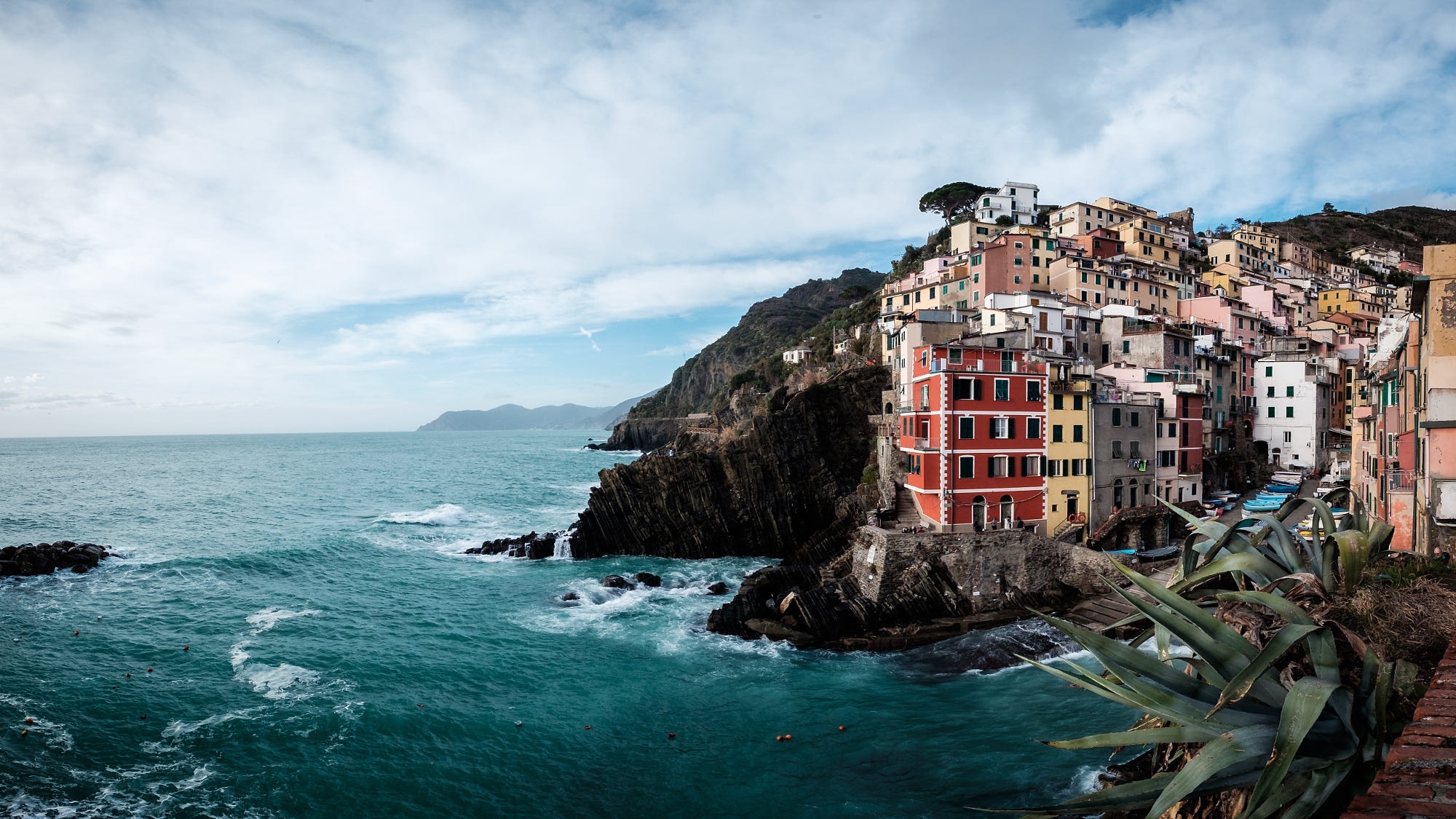 Riomaggiore village on the Italian coast HD Wallpaper
