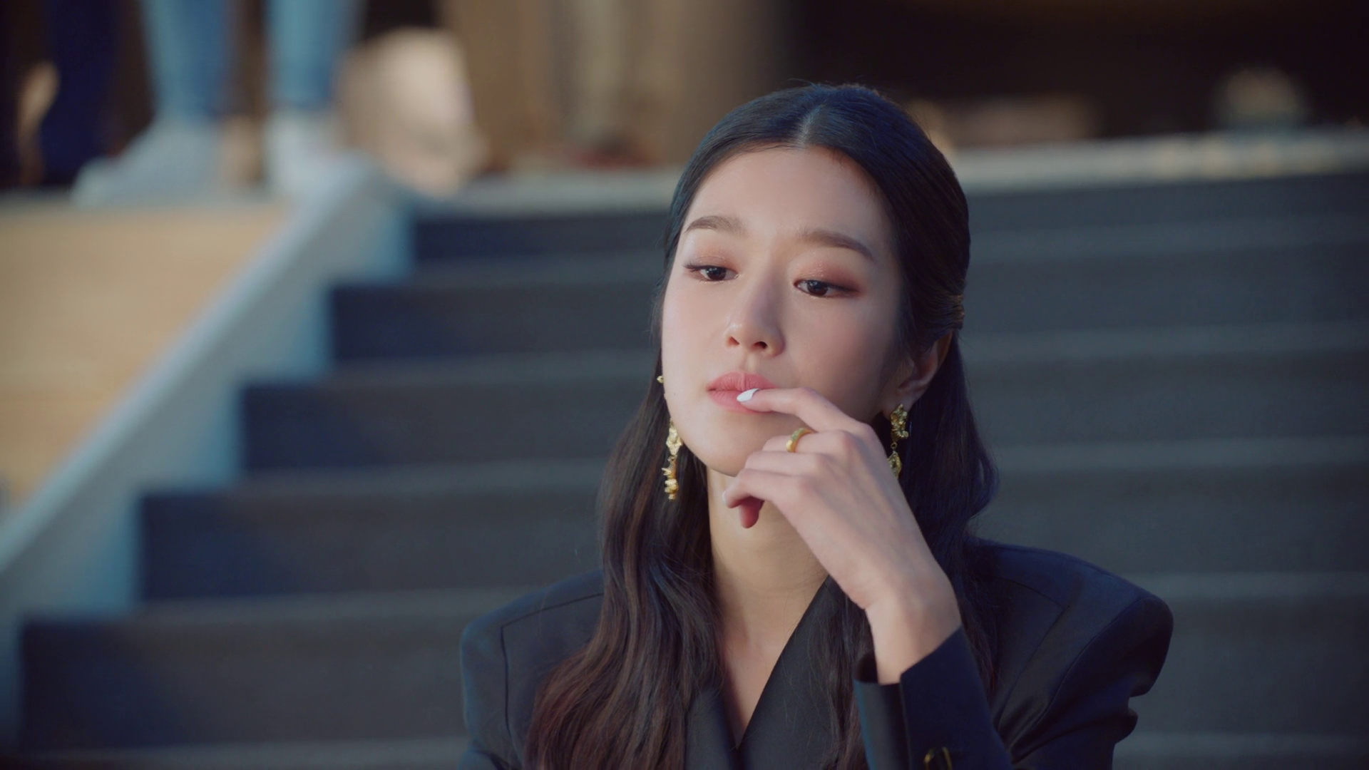 Seo Yea-ji On Stairs HD Wallpaper