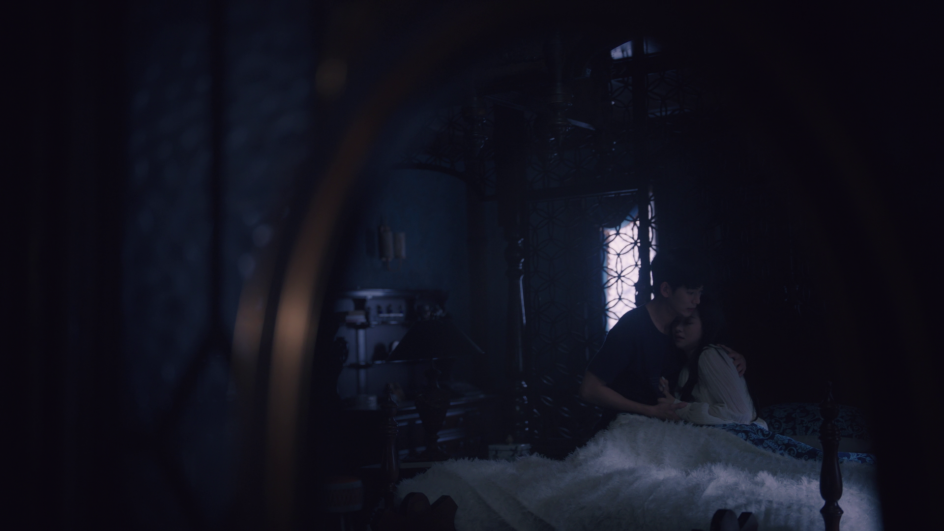 Kim Soo-hyun and Seo Yea-ji in a dark room HD Wallpaper