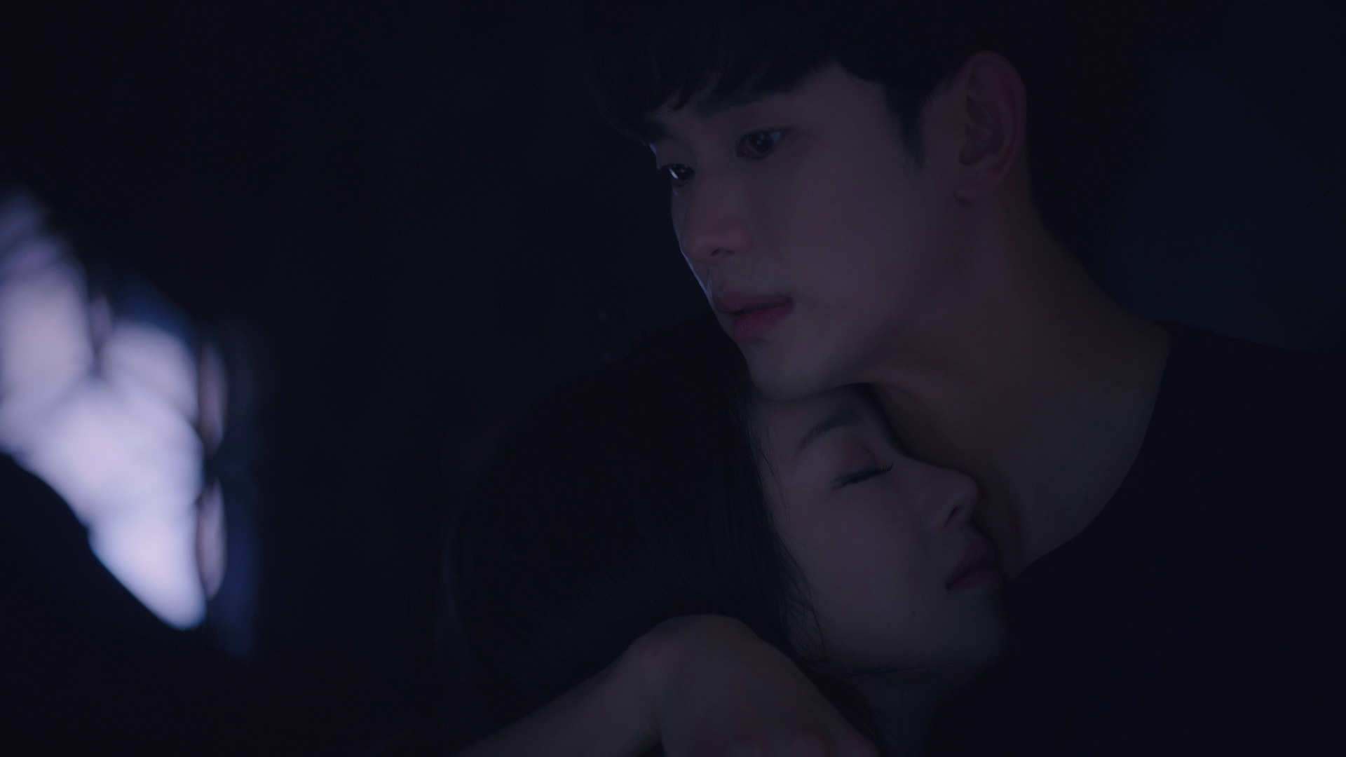 Kim Soo-hyun and Seo Yea-ji in a dark room HD Wallpaper