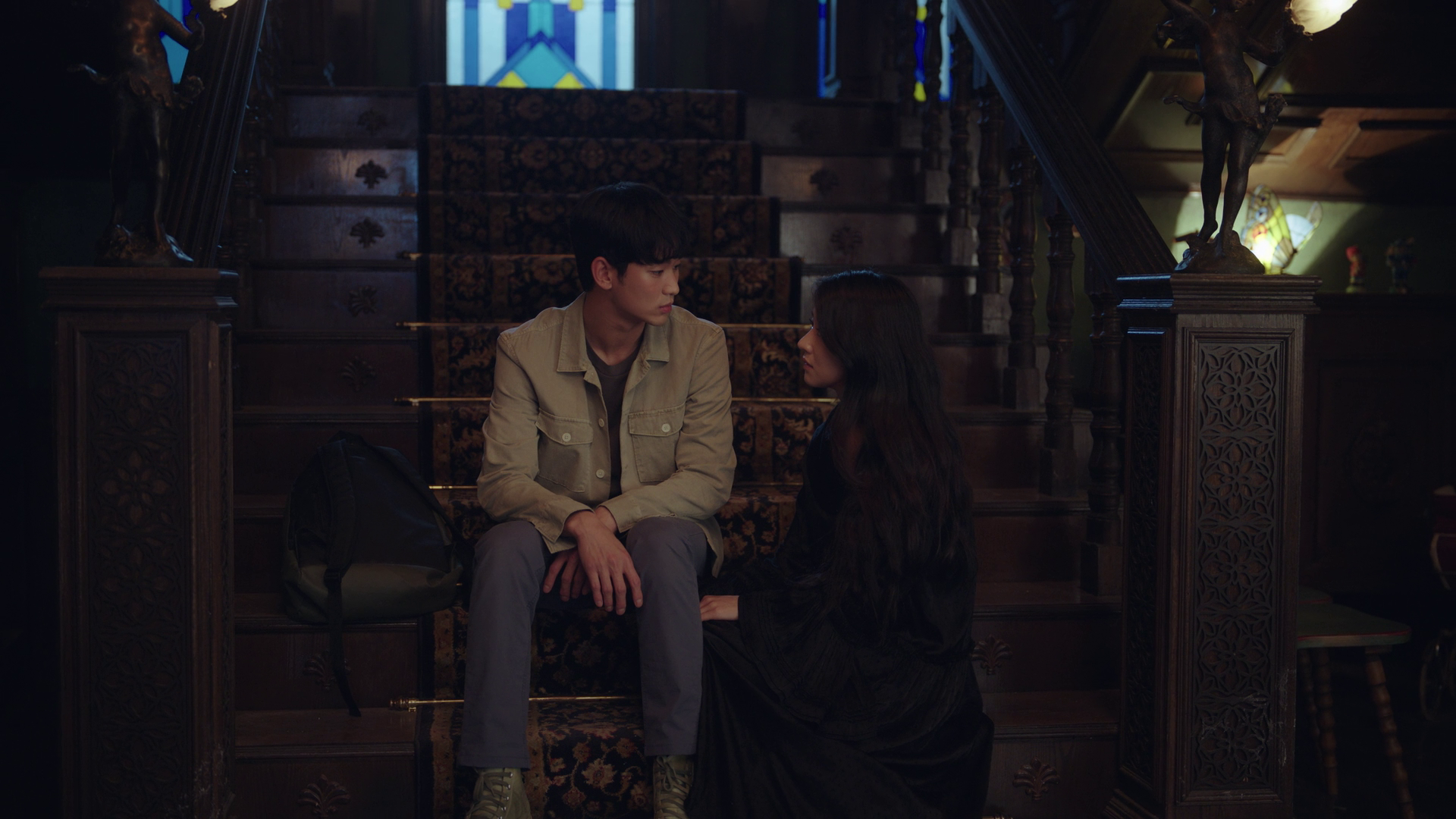 Seo Yea-ji and Kim Soo-hyun on stairs HD Wallpaper