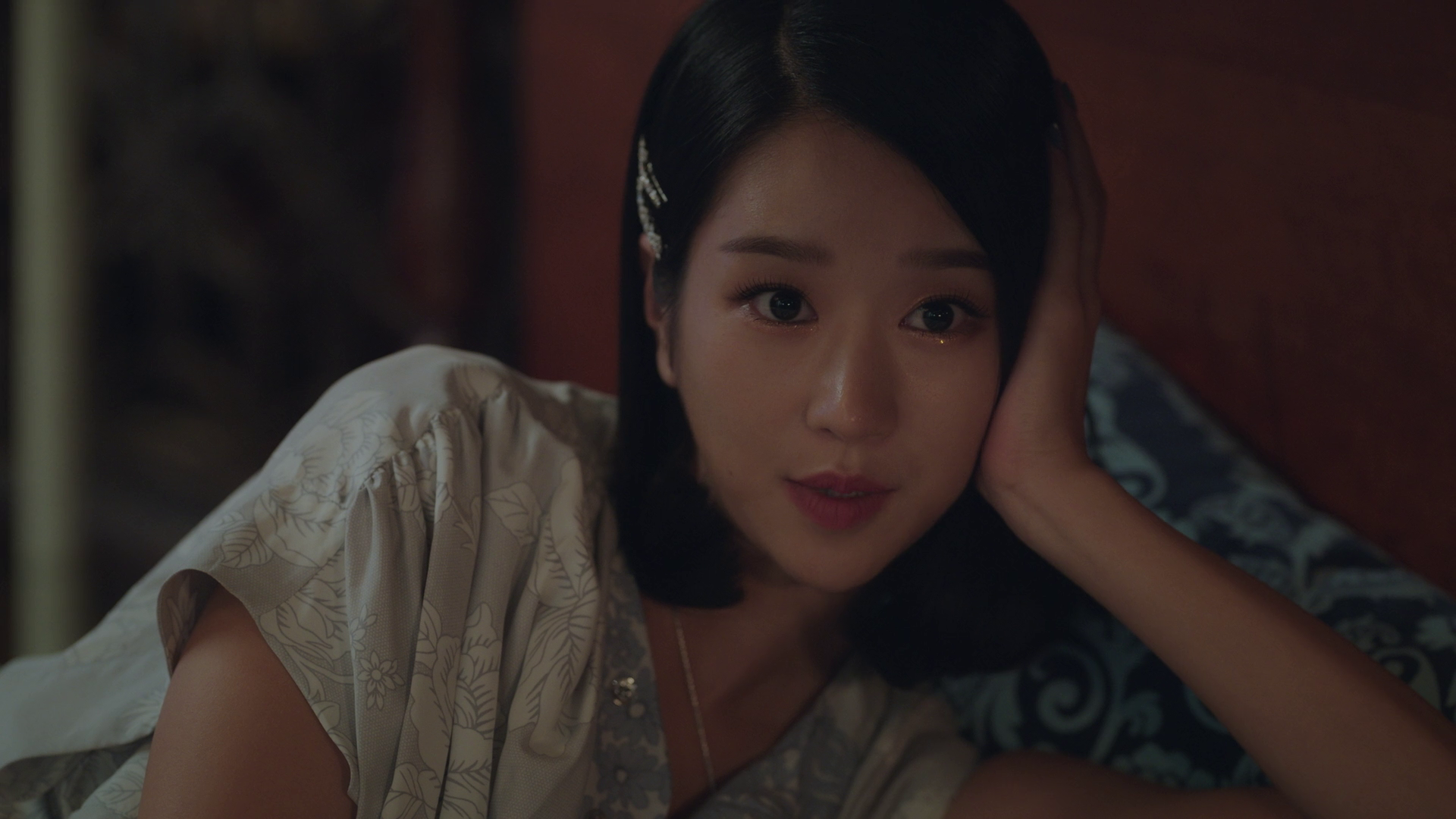 Seo Yea-ji Thinking HD Wallpaper