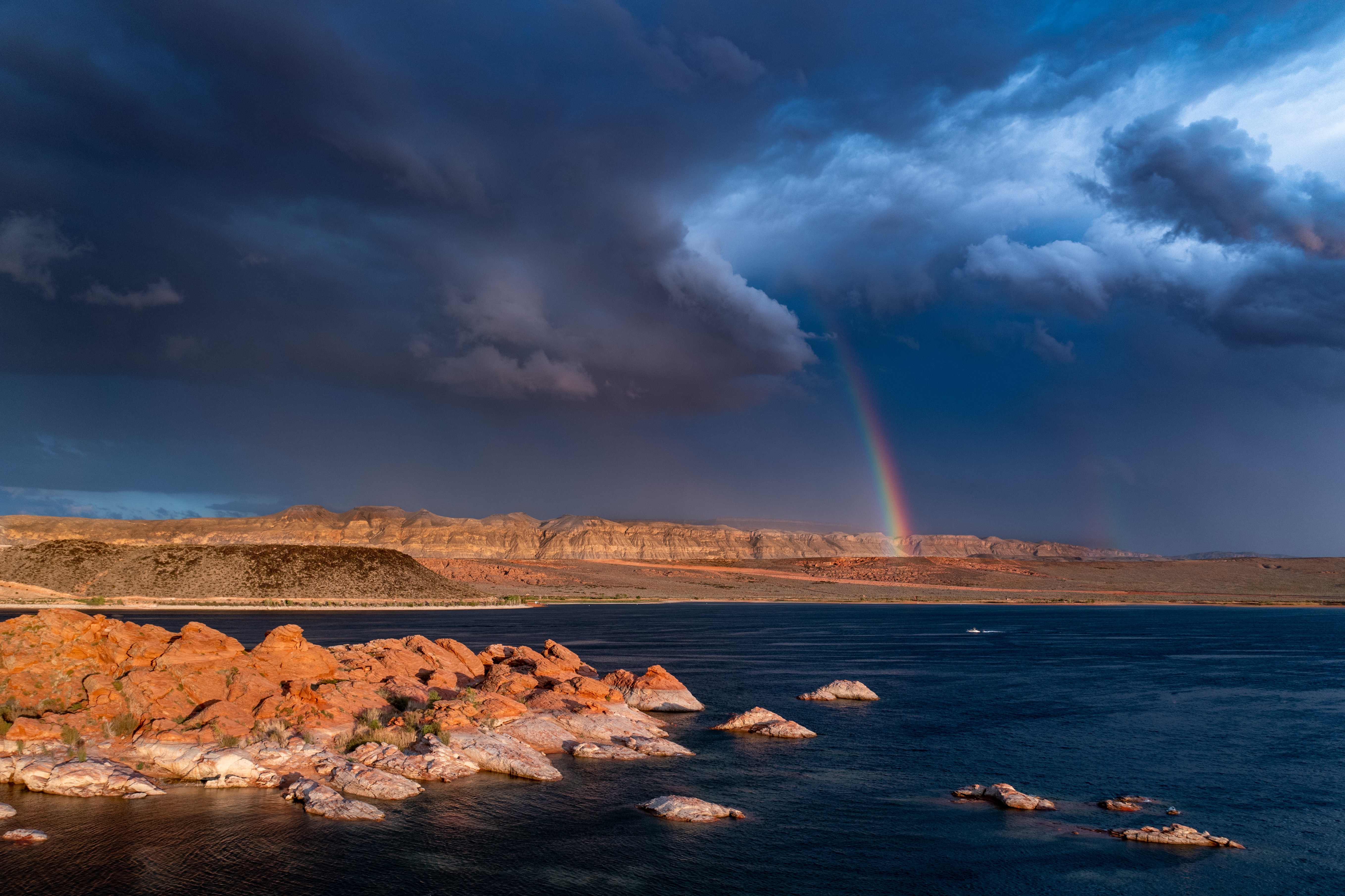 Rainbow over Sand Hollow Reservoir during Thunderstorm HD Wallpaper