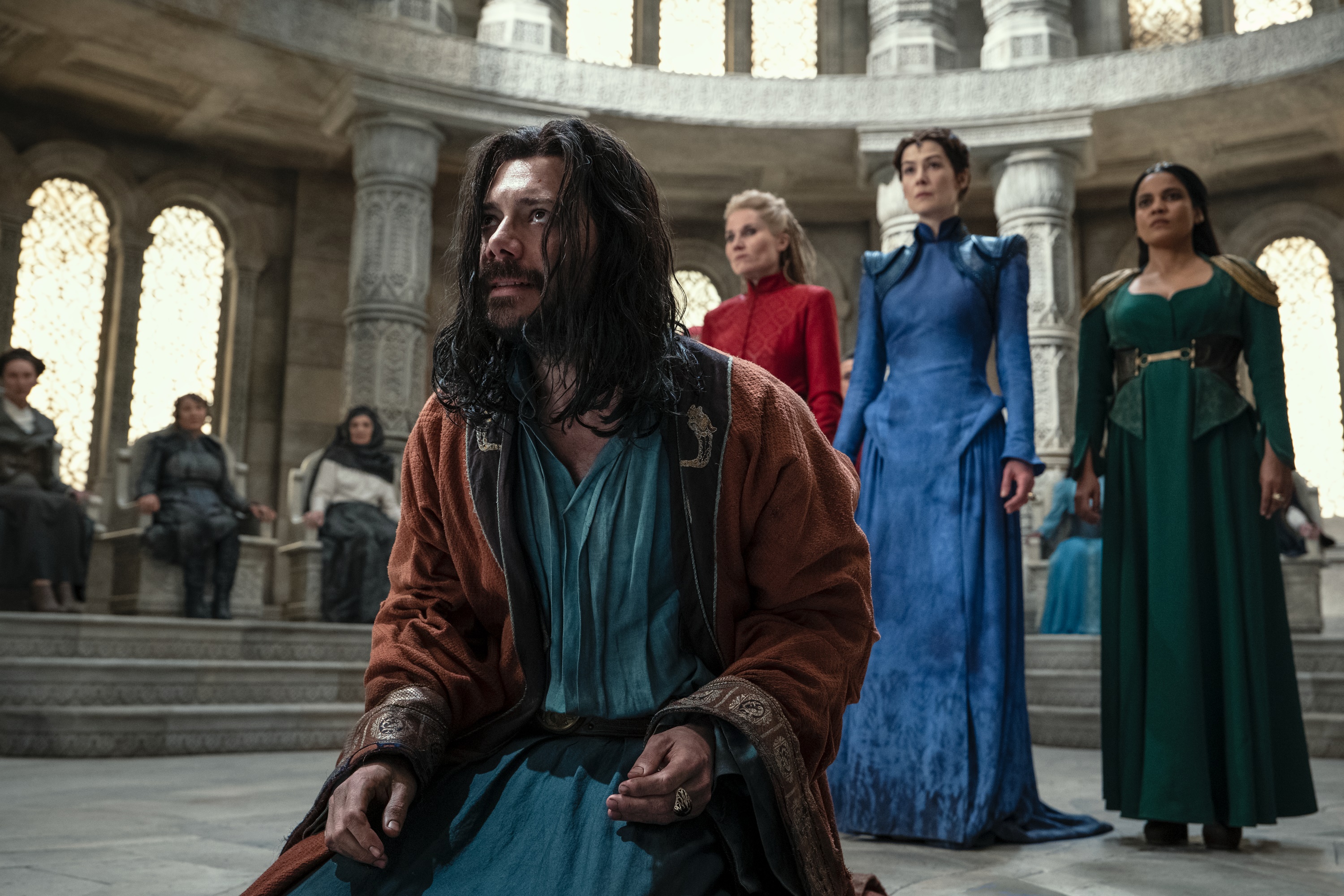 Logain Ablar and women in a hall from The Wheel of Time HD Wallpaper