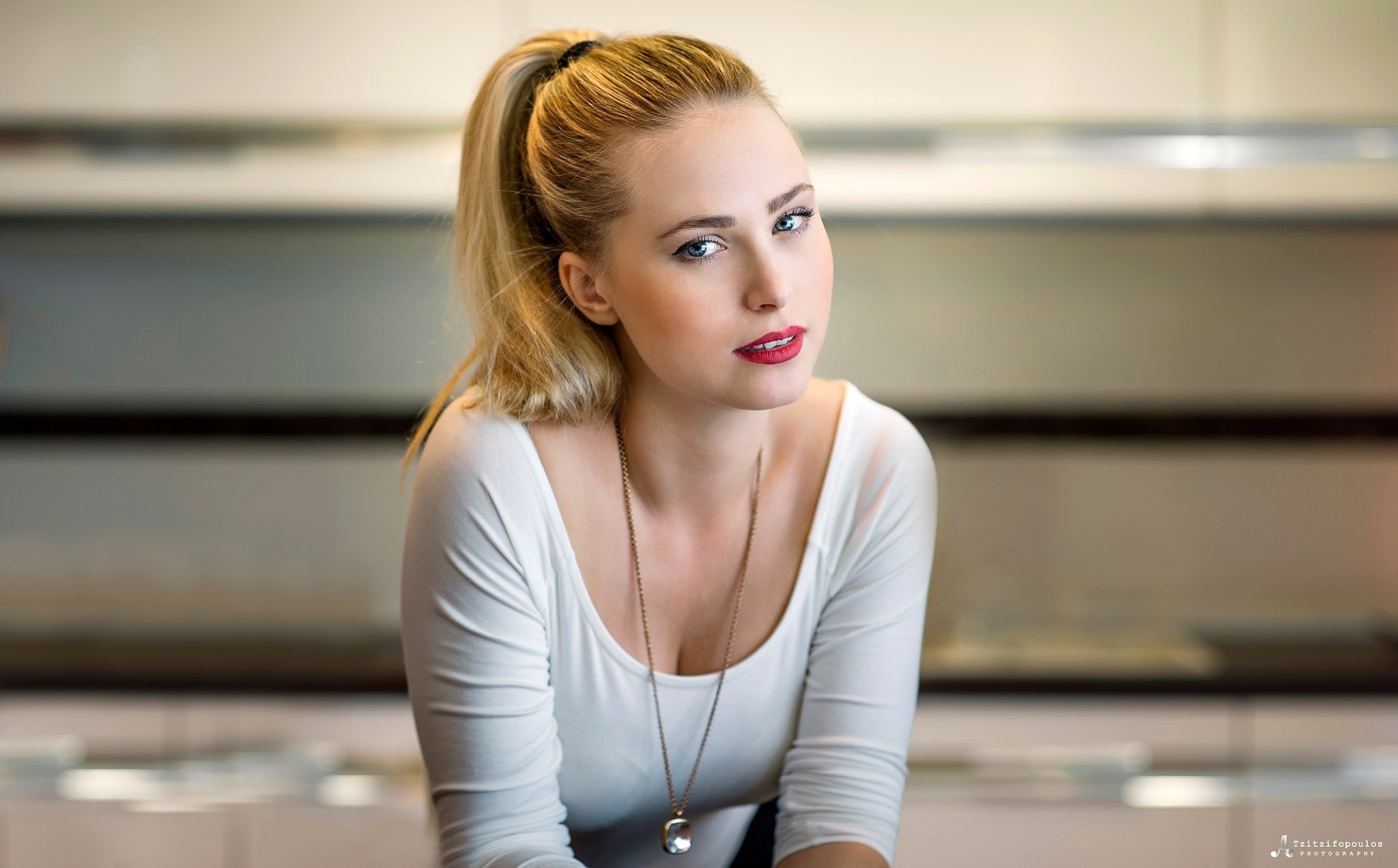 Woman with blonde ponytail and red lipstick HD Wallpaper