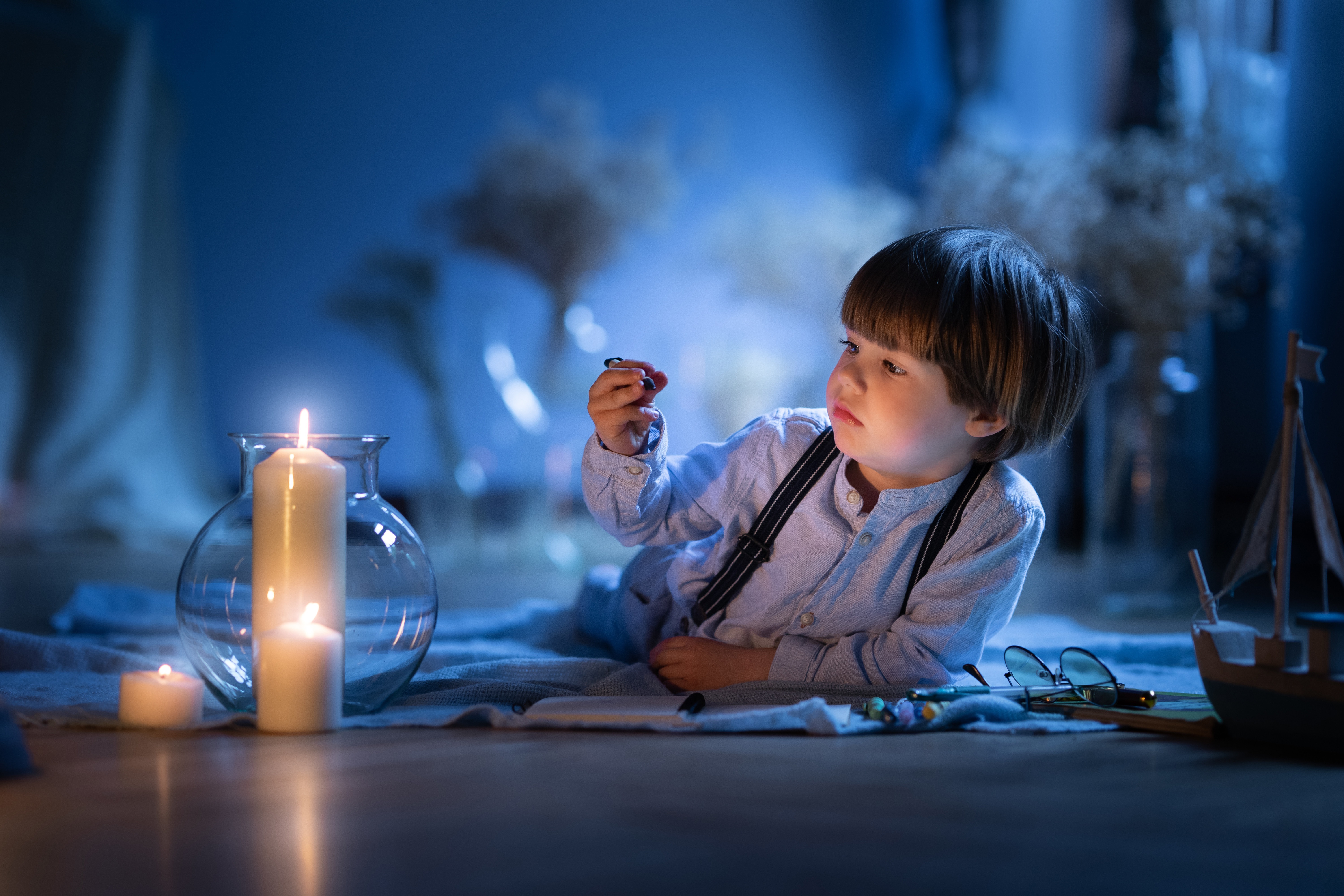 Boy with candles and toy boat HD Wallpaper