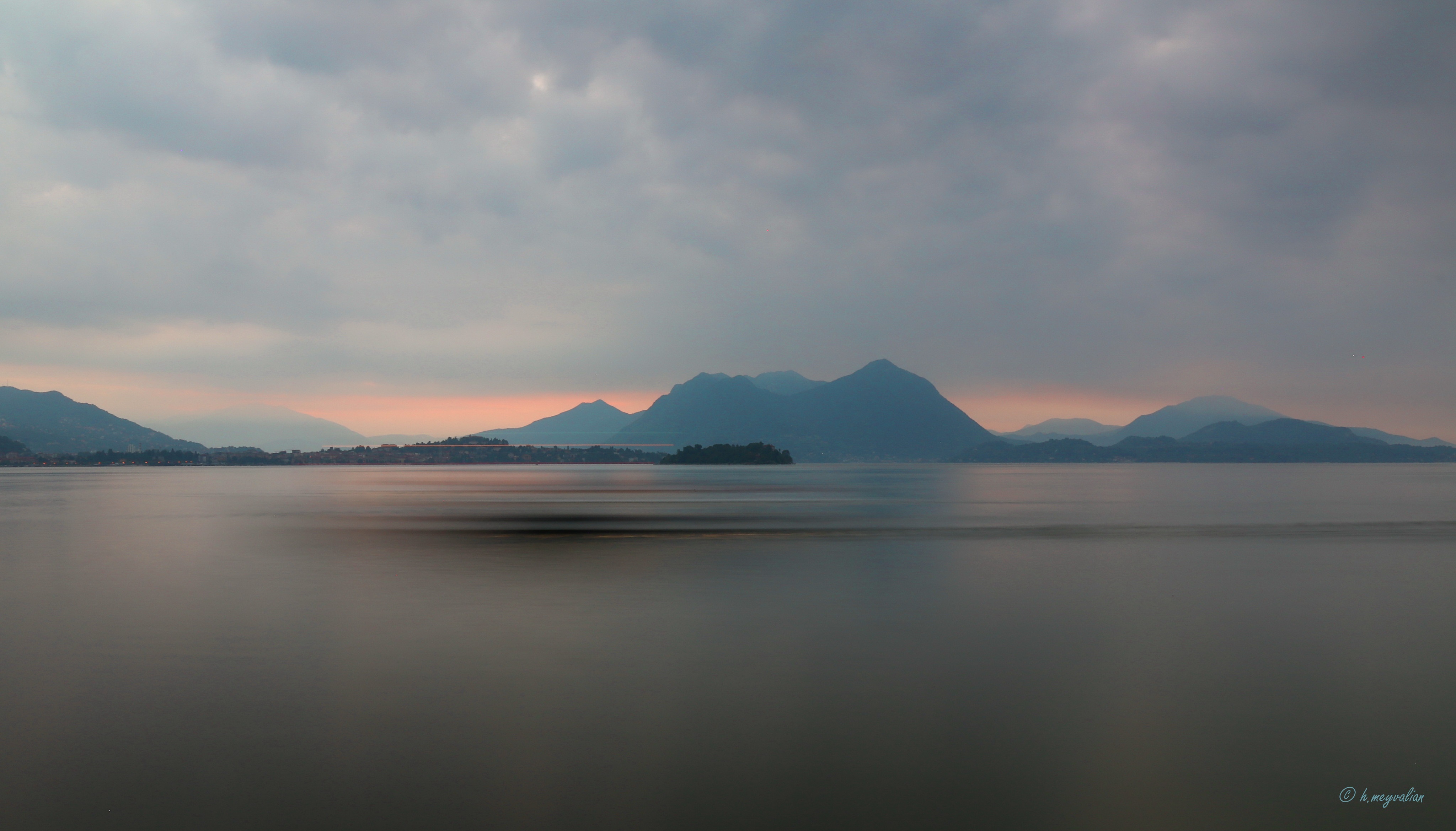 Lake Maggiore, Italy at dusk HD Wallpaper