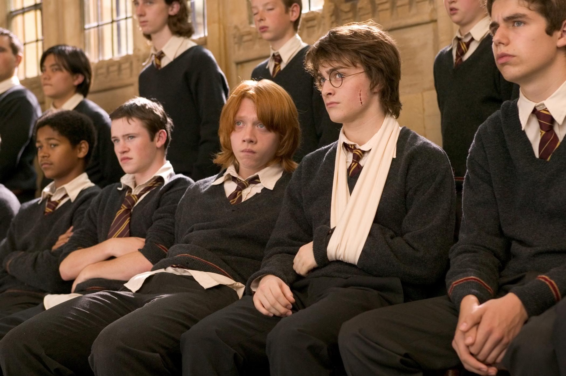 Harry Potter, Ron Weasley, and other students in Hogwarts HD Wallpaper