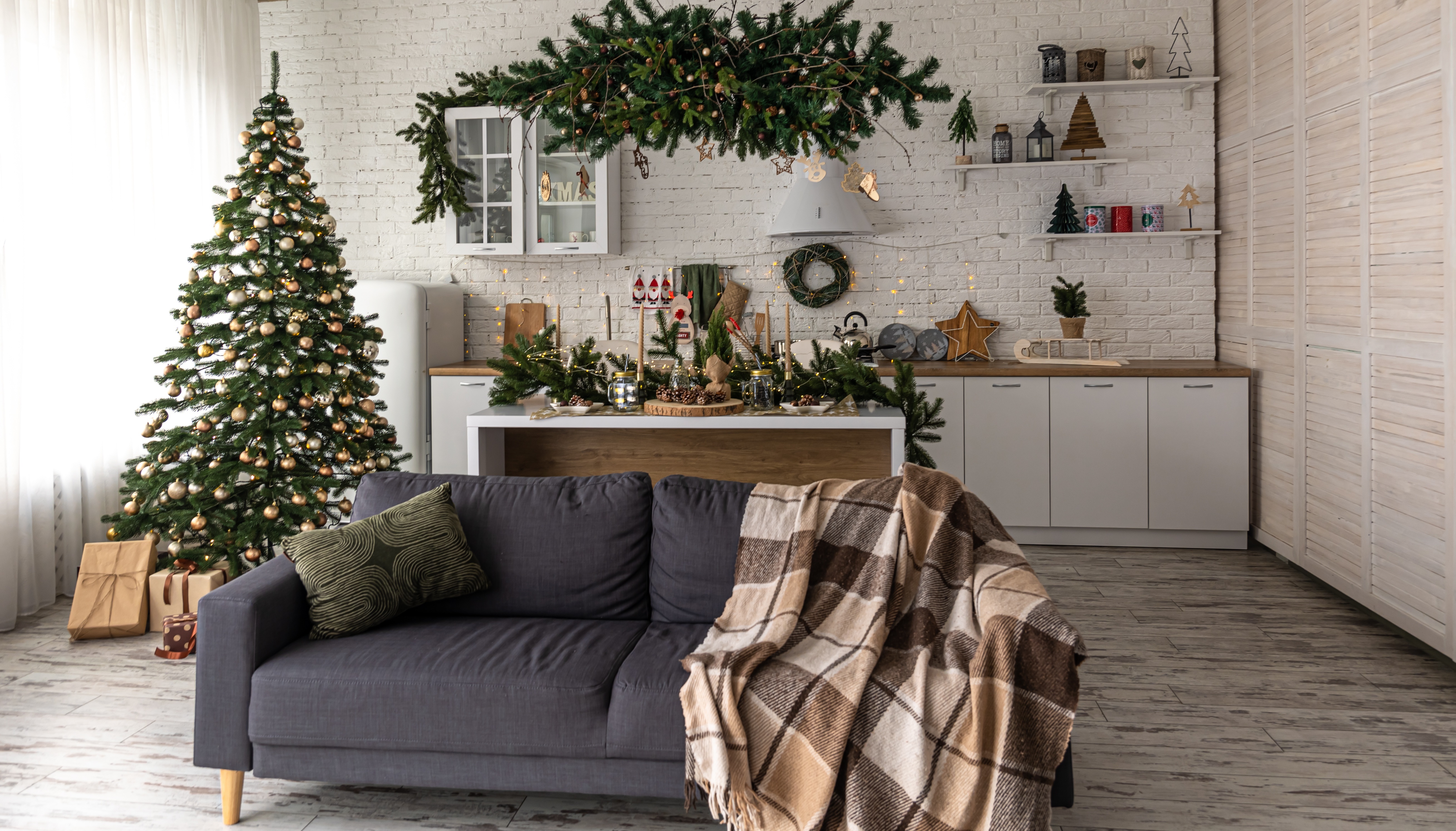 Christmas decorated room with tree and sofa HD Wallpaper