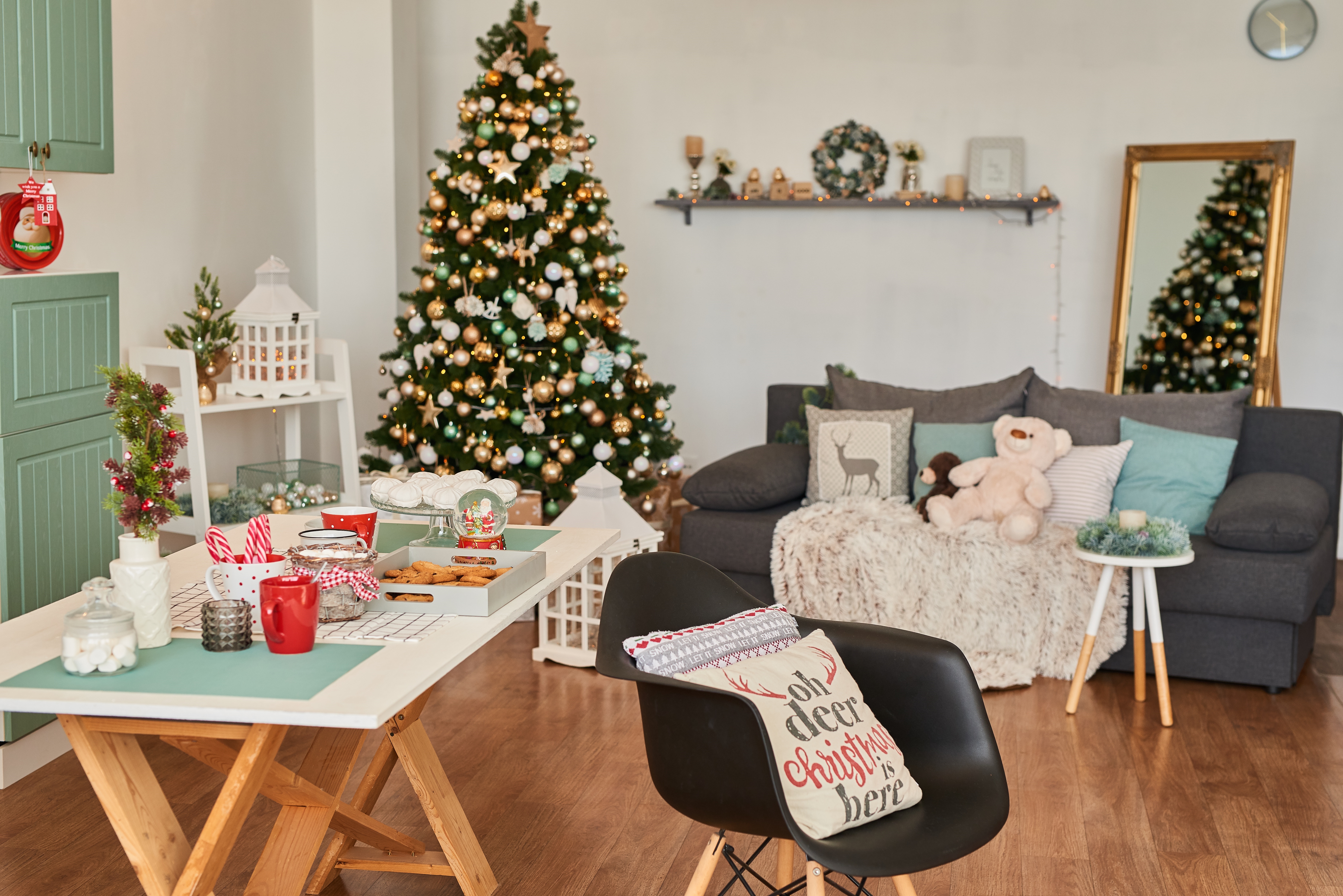 Christmas Tree and Dining Table in Living Room HD Wallpaper