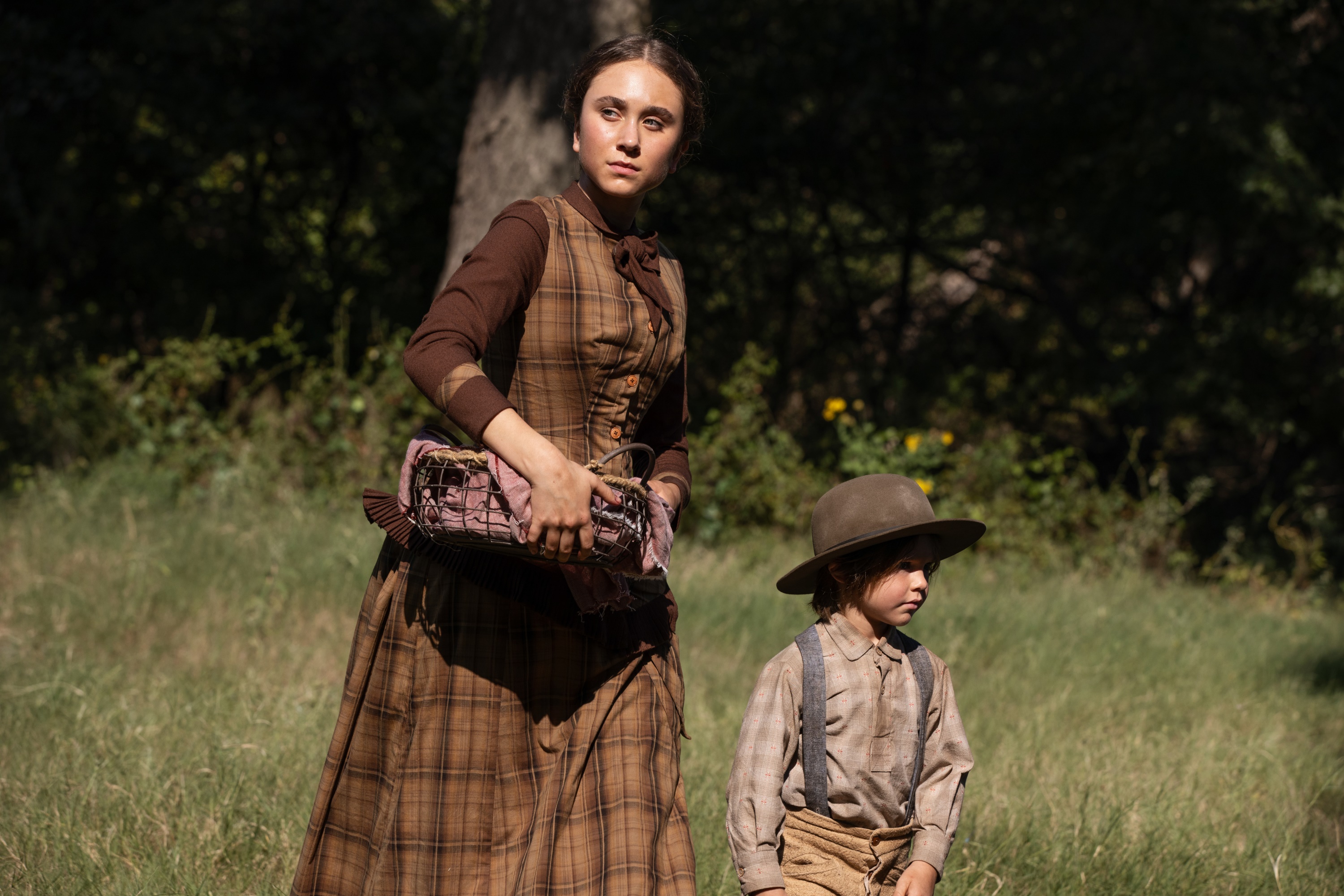 Woman and child in period clothing HD Wallpaper