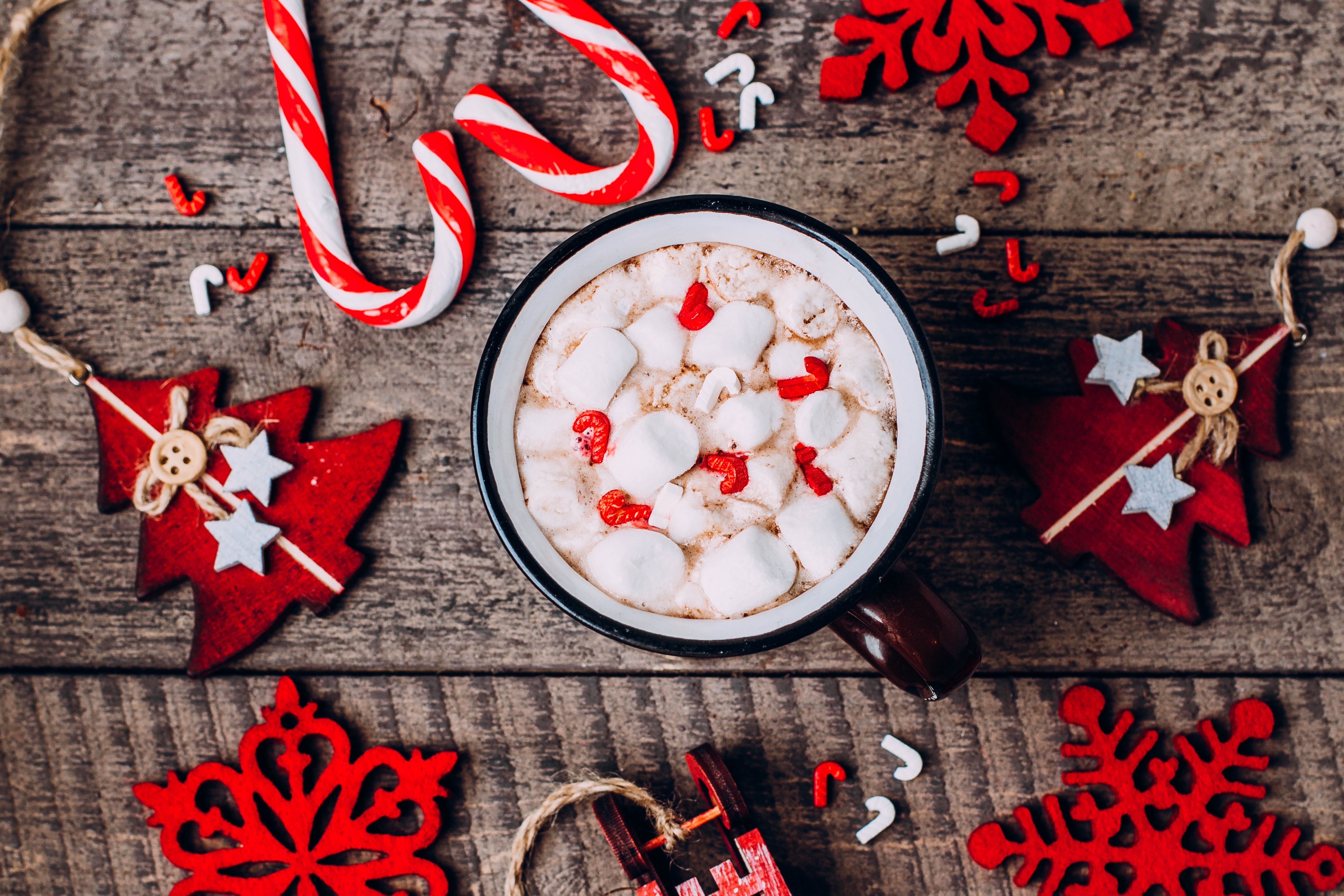 Hot Chocolate with Marshmallows and Christmas Decorations HD Wallpaper