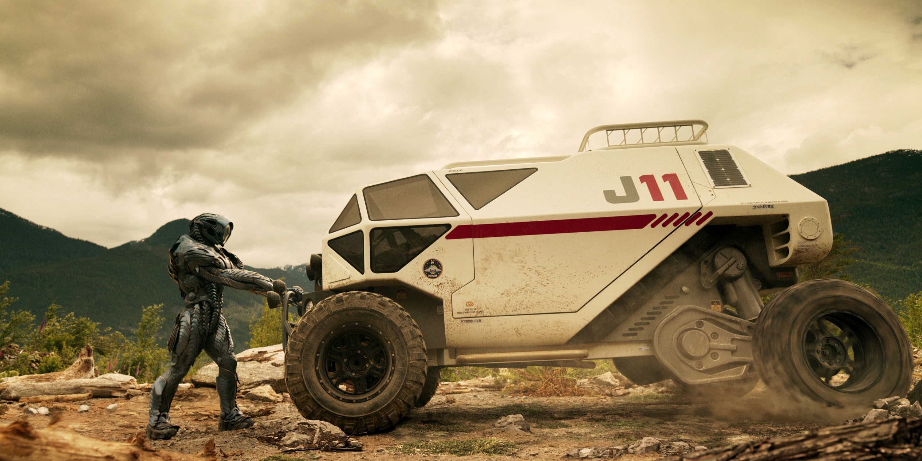 Robot pushing a vehicle in Lost in Space HD Wallpaper