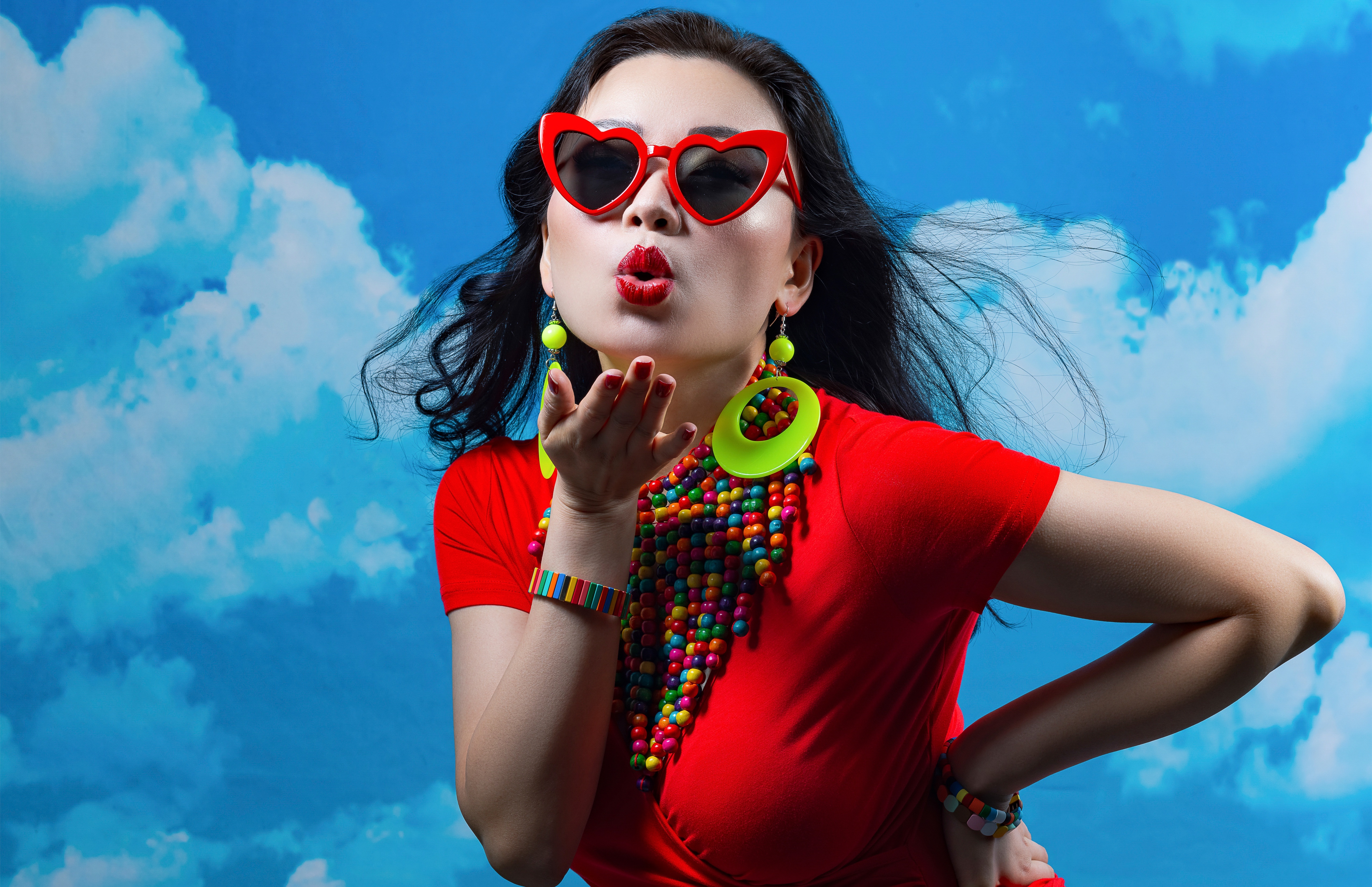 Woman with heart sunglasses blowing kiss HD Wallpaper